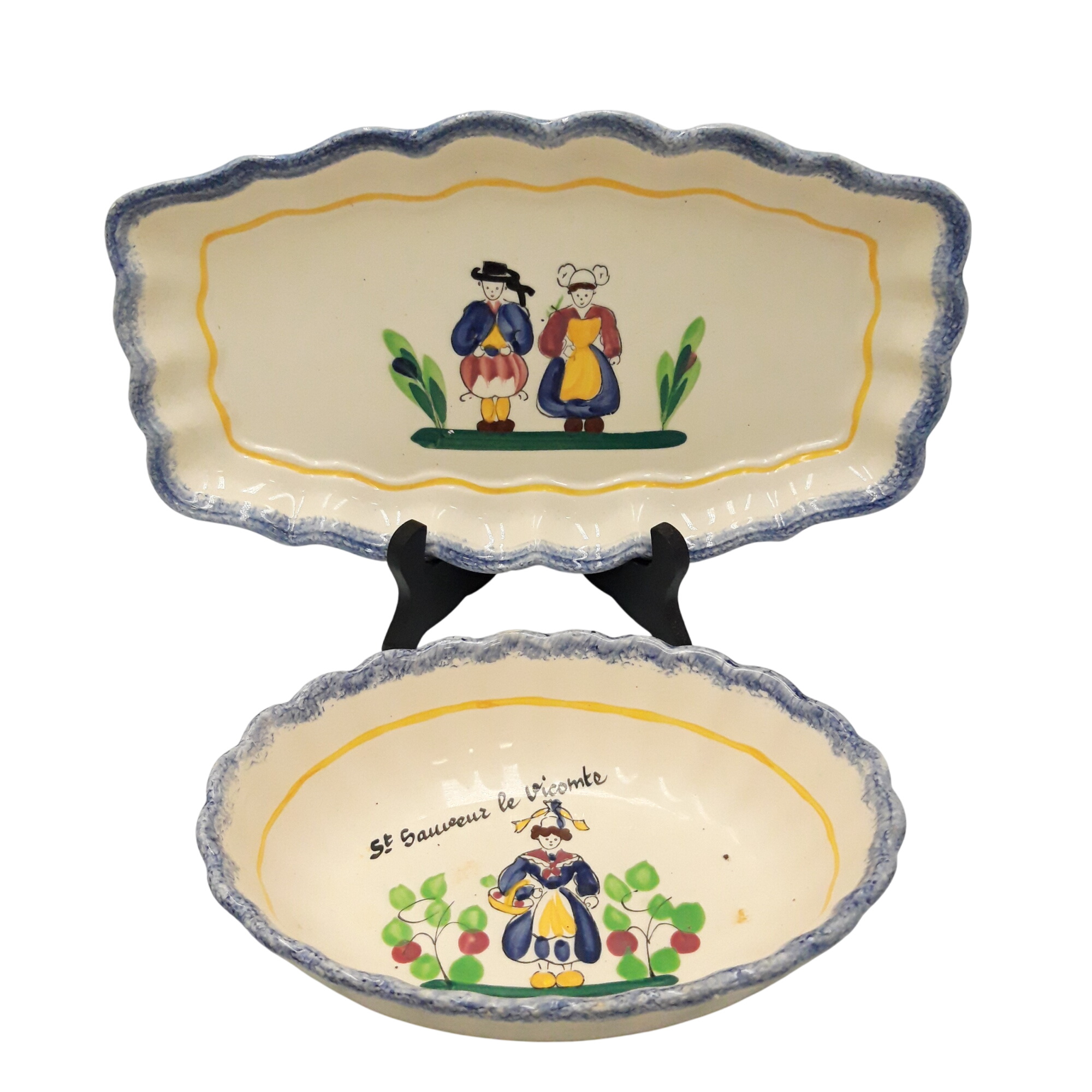 Ensemble de deux plats céramique de Quimper peint à la main Bon état - 22,00 € Ensemble de deux plats céramique de Quimper peint à la main Bon état reconditionné disponible sur Label Emmaüs
