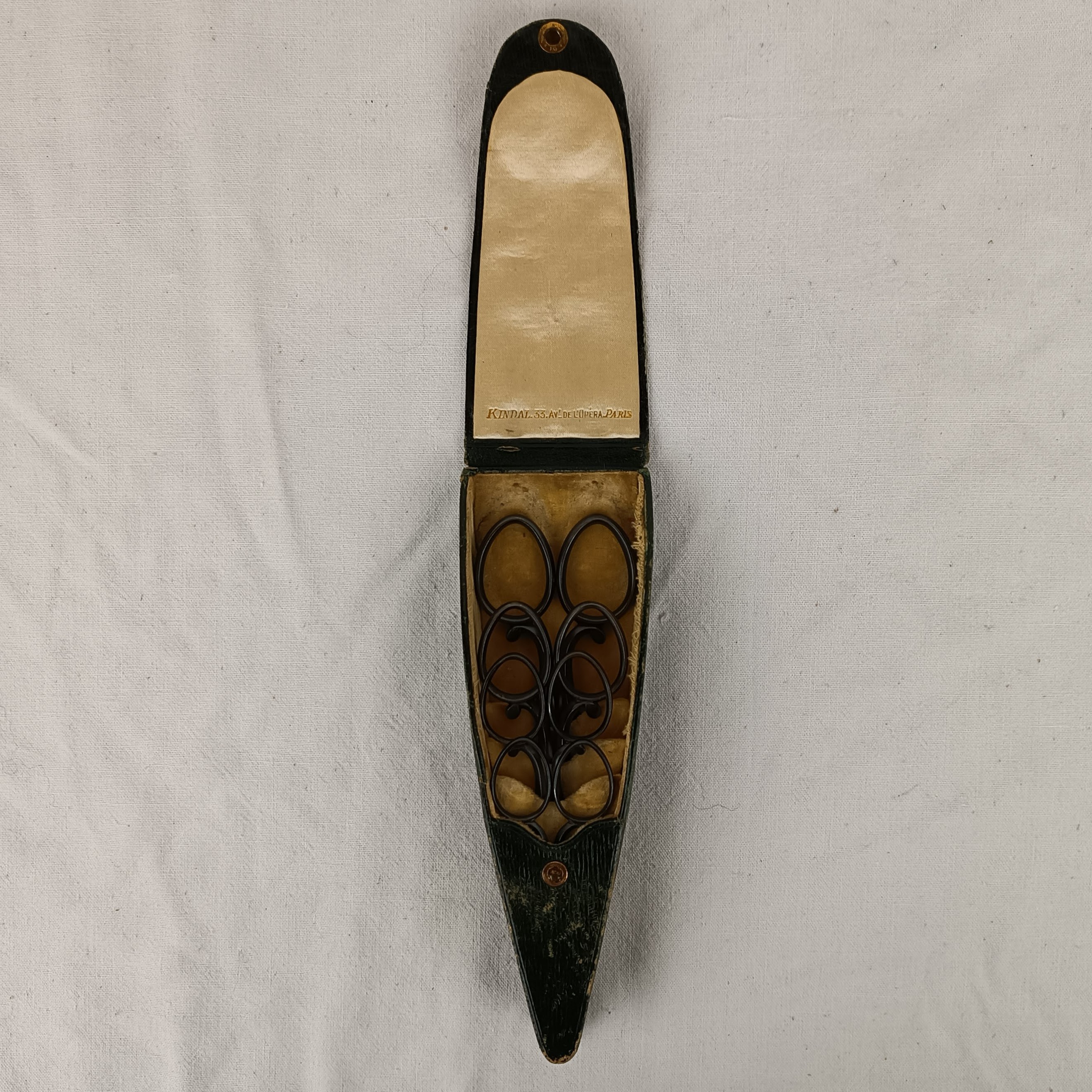Voir photo 4 de Ensemble de quatre paires de ciseaux de couture vintage, Kindal Paris, dans leur étui Ensemble de quatre paires de ciseaux de couture vintage, Kindal Paris, dans leur étui État correct reconditionné photo 4