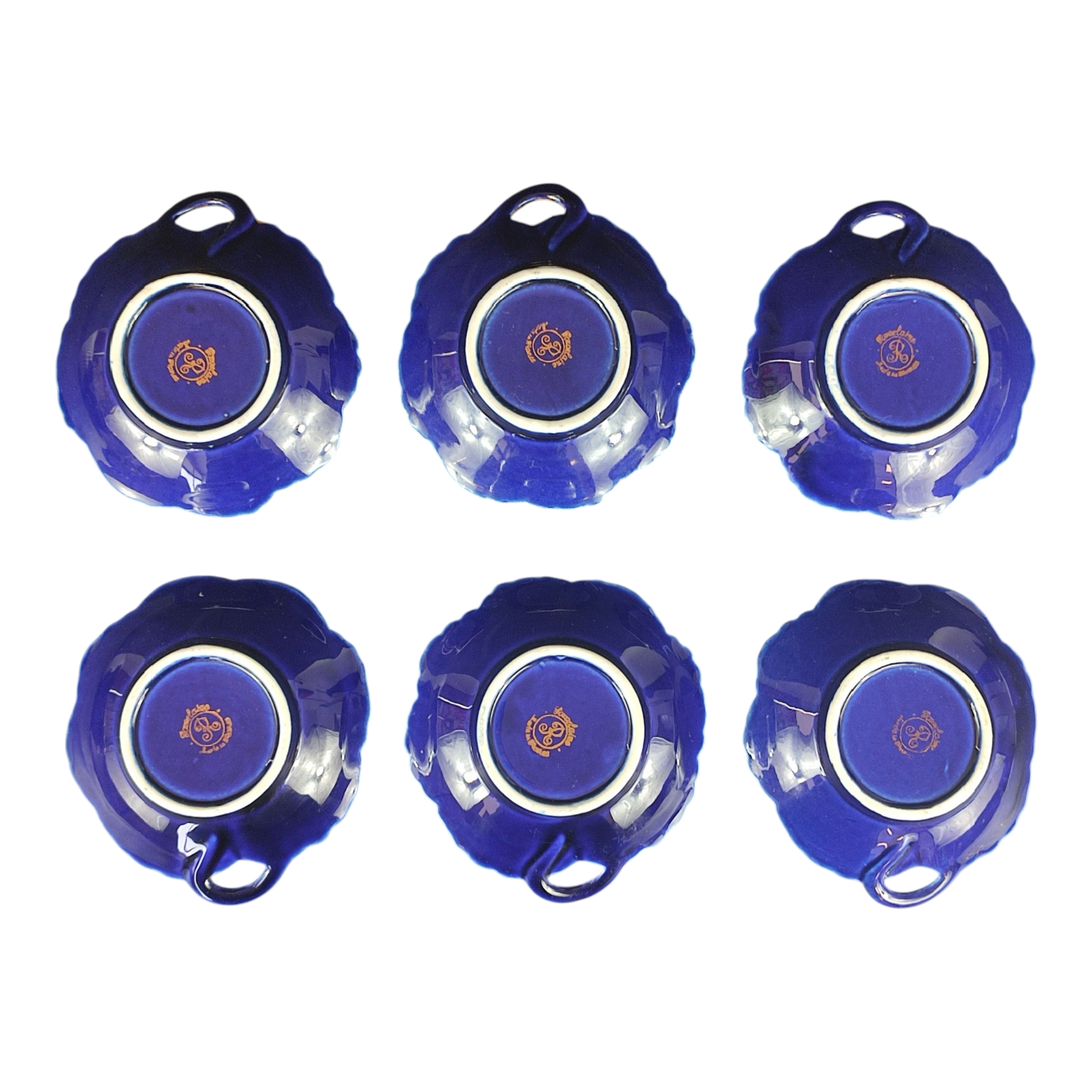 Voir photo 10 de Ensemble de service à dessert - Revol St-Uze - 1 plat carré + 1 plat rond + 1 plateau à étages + 6 coupelles - Bleu Cobalt et liserés dorés - Motif floral réhaussé Ensemble de service à dessert - Revol St-Uze - 1 plat carré + 1 plat rond + 1 plateau à étages + 6 coupelles - Bleu Cobalt et liserés dorés - Motif floral réhaussé reconditionné photo 10