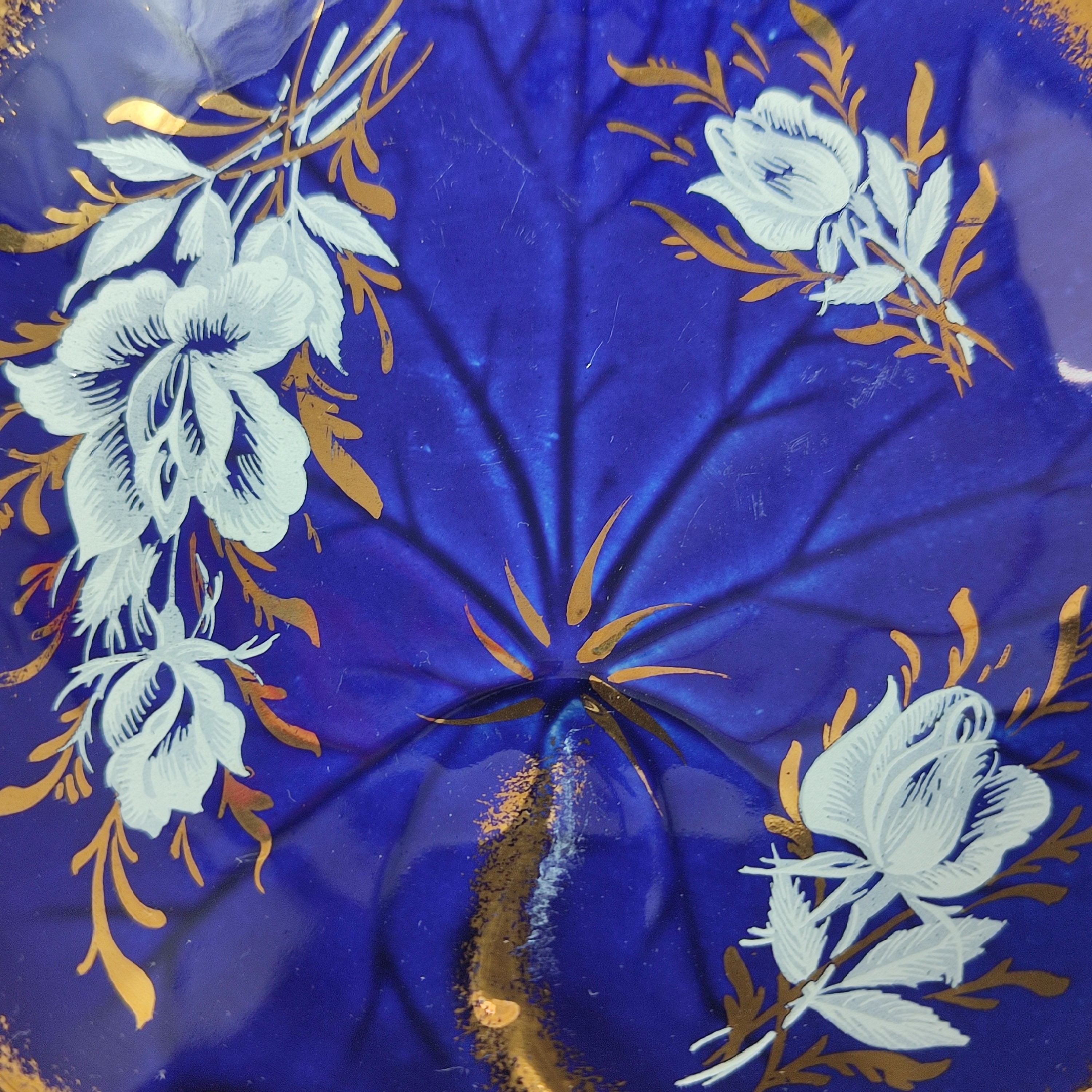 Voir photo 11 de Ensemble de service à dessert - Revol St-Uze - 1 plat carré + 1 plat rond + 1 plateau à étages + 6 coupelles - Bleu Cobalt et liserés dorés - Motif floral réhaussé Ensemble de service à dessert - Revol St-Uze - 1 plat carré + 1 plat rond + 1 plateau à étages + 6 coupelles - Bleu Cobalt et liserés dorés - Motif floral réhaussé reconditionné photo 11