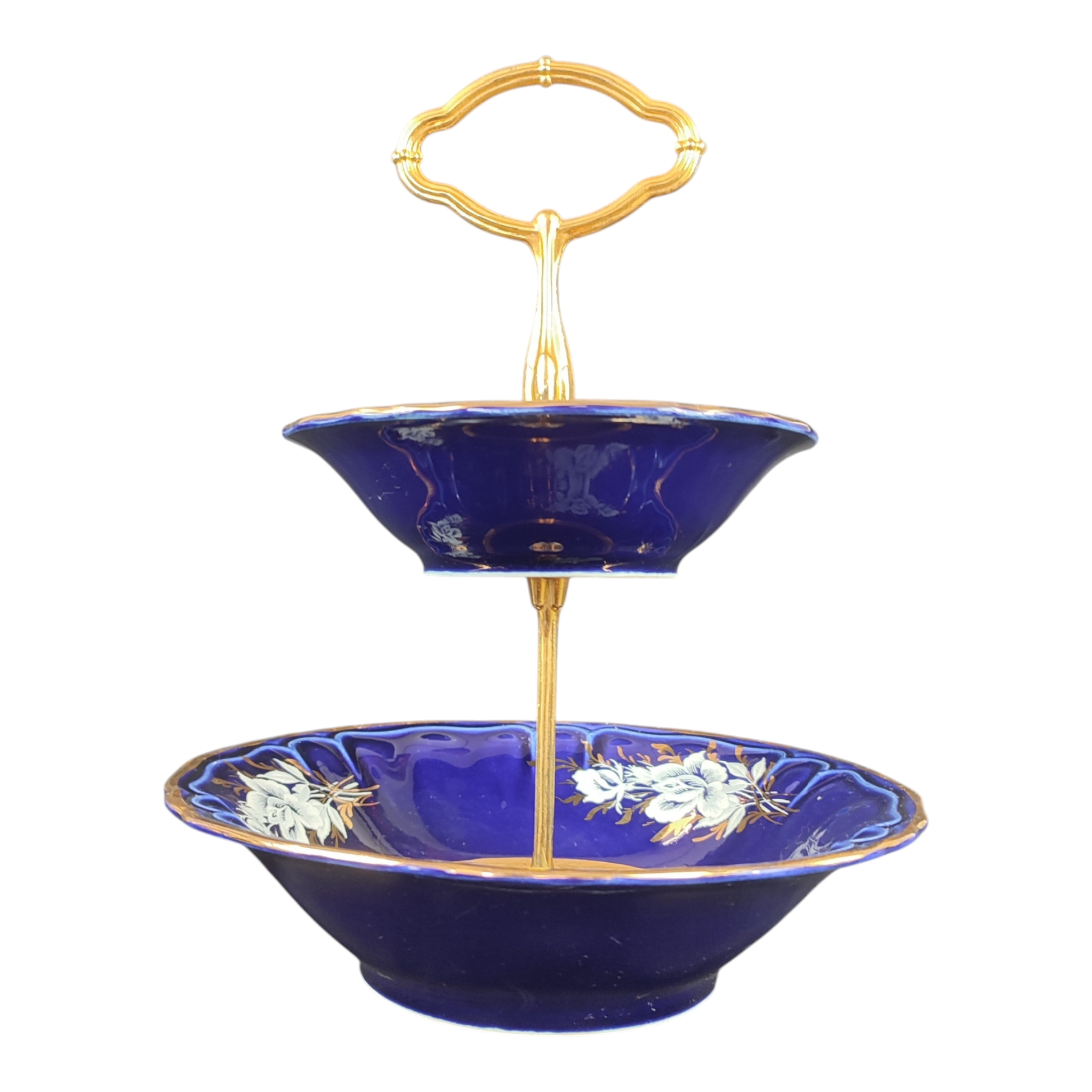 Voir photo 12 de Ensemble de service à dessert - Revol St-Uze - 1 plat carré + 1 plat rond + 1 plateau à étages + 6 coupelles - Bleu Cobalt et liserés dorés - Motif floral réhaussé Ensemble de service à dessert - Revol St-Uze - 1 plat carré + 1 plat rond + 1 plateau à étages + 6 coupelles - Bleu Cobalt et liserés dorés - Motif floral réhaussé reconditionné photo 12