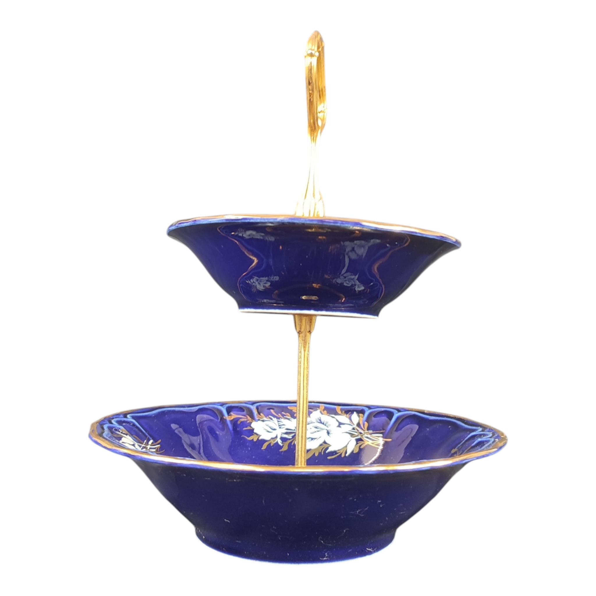 Voir photo 13 de Ensemble de service à dessert - Revol St-Uze - 1 plat carré + 1 plat rond + 1 plateau à étages + 6 coupelles - Bleu Cobalt et liserés dorés - Motif floral réhaussé Ensemble de service à dessert - Revol St-Uze - 1 plat carré + 1 plat rond + 1 plateau à étages + 6 coupelles - Bleu Cobalt et liserés dorés - Motif floral réhaussé reconditionné photo 13