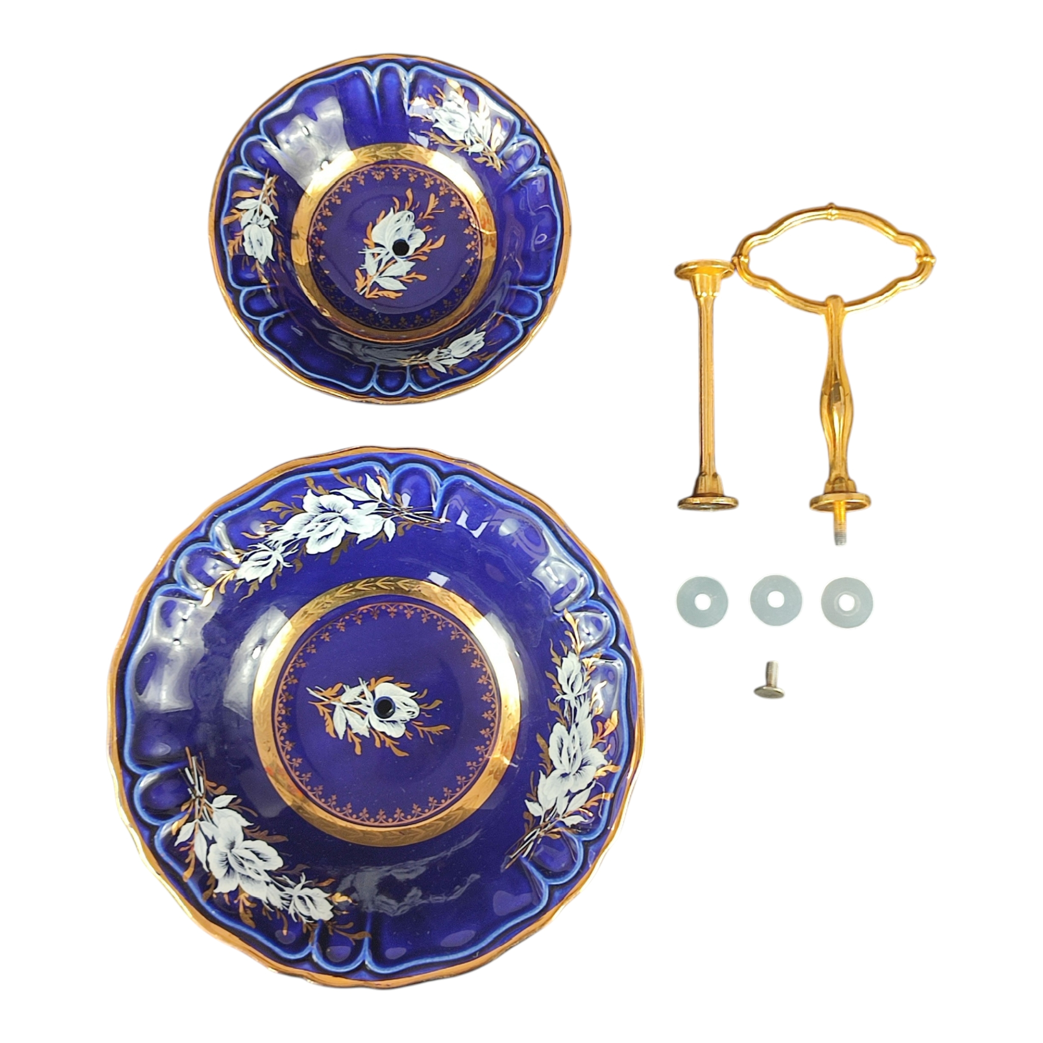 Voir photo 16 de Ensemble de service à dessert - Revol St-Uze - 1 plat carré + 1 plat rond + 1 plateau à étages + 6 coupelles - Bleu Cobalt et liserés dorés - Motif floral réhaussé Ensemble de service à dessert - Revol St-Uze - 1 plat carré + 1 plat rond + 1 plateau à étages + 6 coupelles - Bleu Cobalt et liserés dorés - Motif floral réhaussé reconditionné photo 16