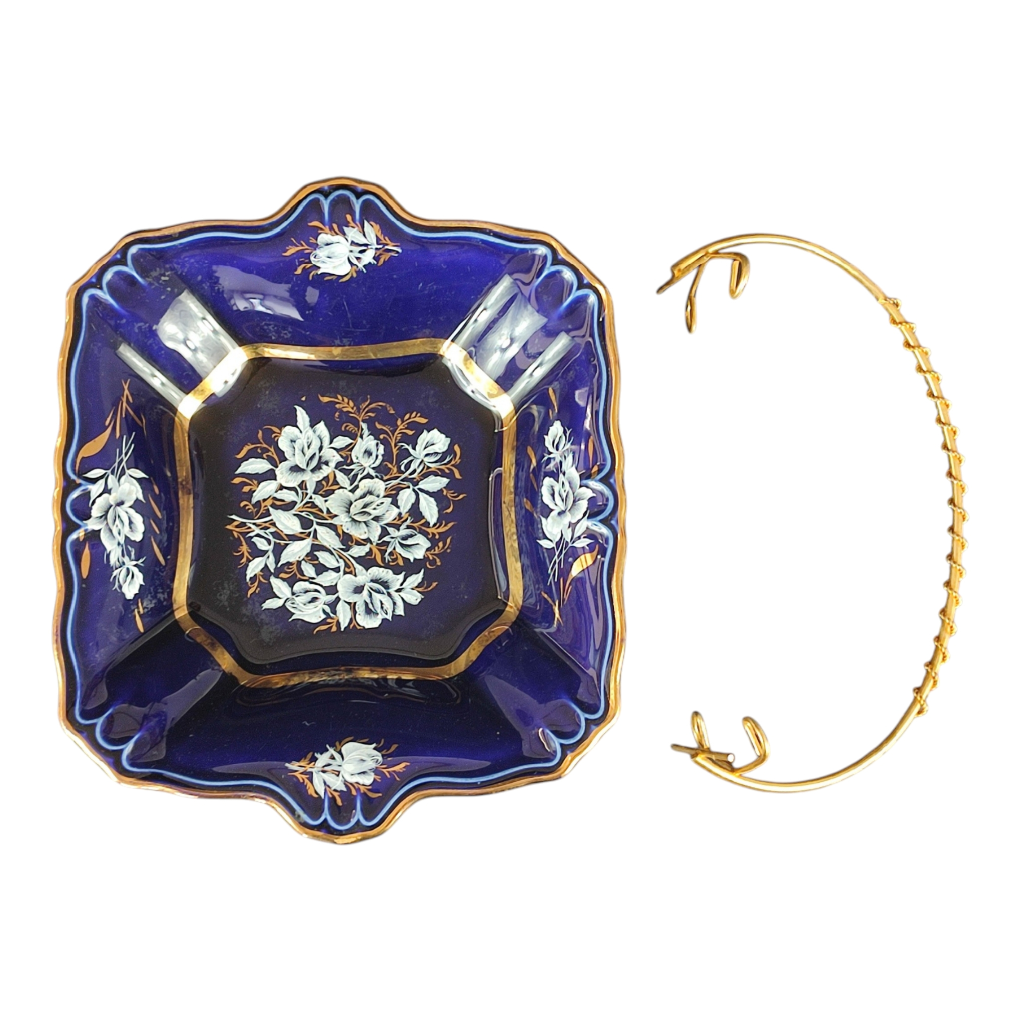 Voir photo 5 de Ensemble de service à dessert - Revol St-Uze - 1 plat carré + 1 plat rond + 1 plateau à étages + 6 coupelles - Bleu Cobalt et liserés dorés - Motif floral réhaussé Ensemble de service à dessert - Revol St-Uze - 1 plat carré + 1 plat rond + 1 plateau à étages + 6 coupelles - Bleu Cobalt et liserés dorés - Motif floral réhaussé reconditionné photo 5