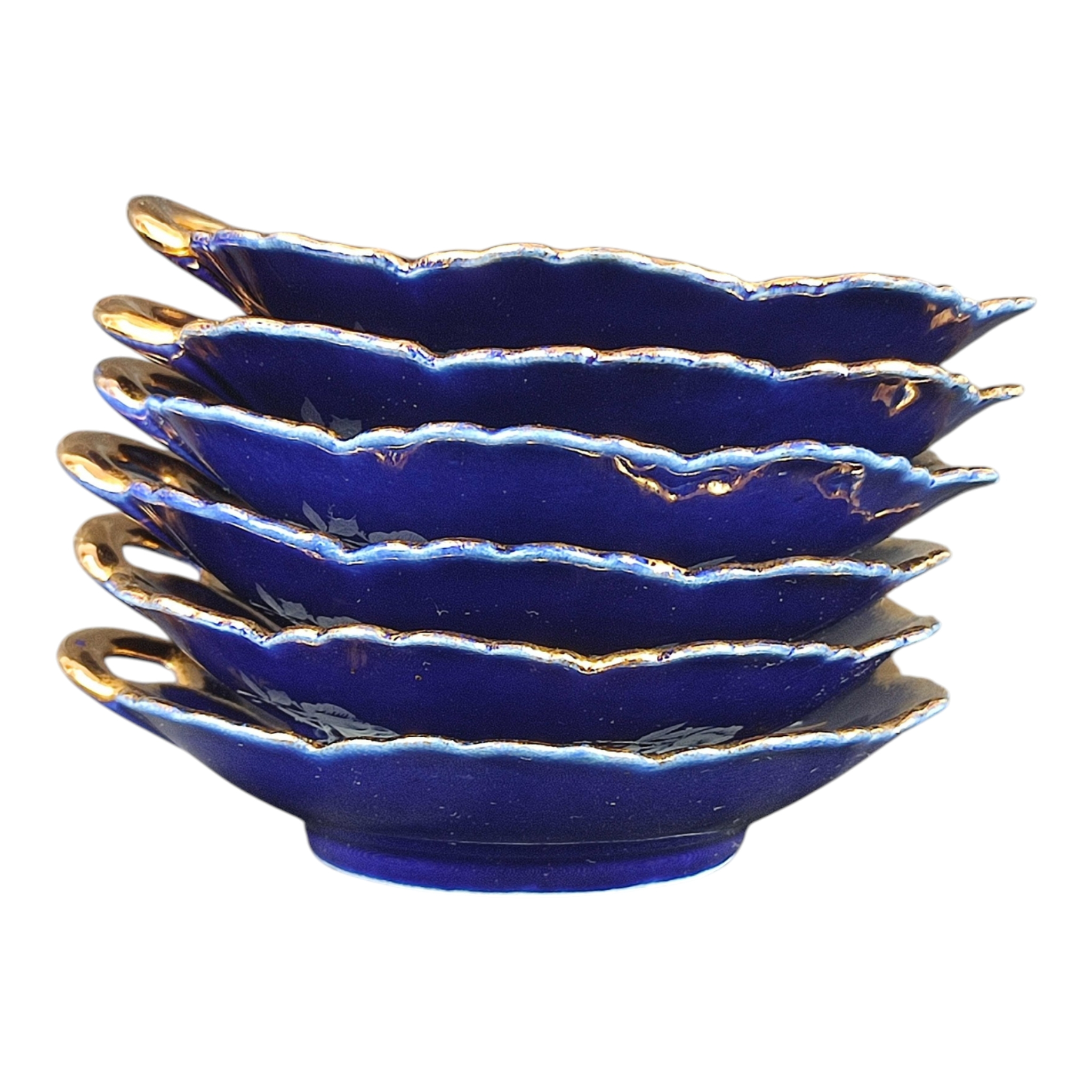 Voir photo 8 de Ensemble de service à dessert - Revol St-Uze - 1 plat carré + 1 plat rond + 1 plateau à étages + 6 coupelles - Bleu Cobalt et liserés dorés - Motif floral réhaussé Ensemble de service à dessert - Revol St-Uze - 1 plat carré + 1 plat rond + 1 plateau à étages + 6 coupelles - Bleu Cobalt et liserés dorés - Motif floral réhaussé reconditionné photo 8