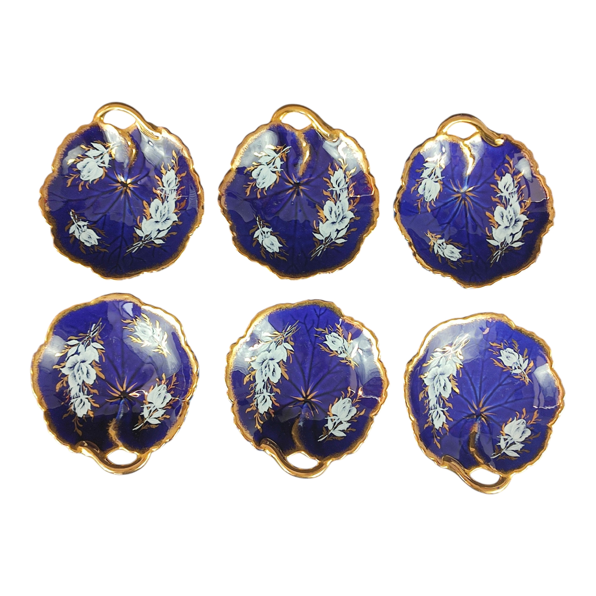 Voir photo 9 de Ensemble de service à dessert - Revol St-Uze - 1 plat carré + 1 plat rond + 1 plateau à étages + 6 coupelles - Bleu Cobalt et liserés dorés - Motif floral réhaussé Ensemble de service à dessert - Revol St-Uze - 1 plat carré + 1 plat rond + 1 plateau à étages + 6 coupelles - Bleu Cobalt et liserés dorés - Motif floral réhaussé reconditionné photo 9