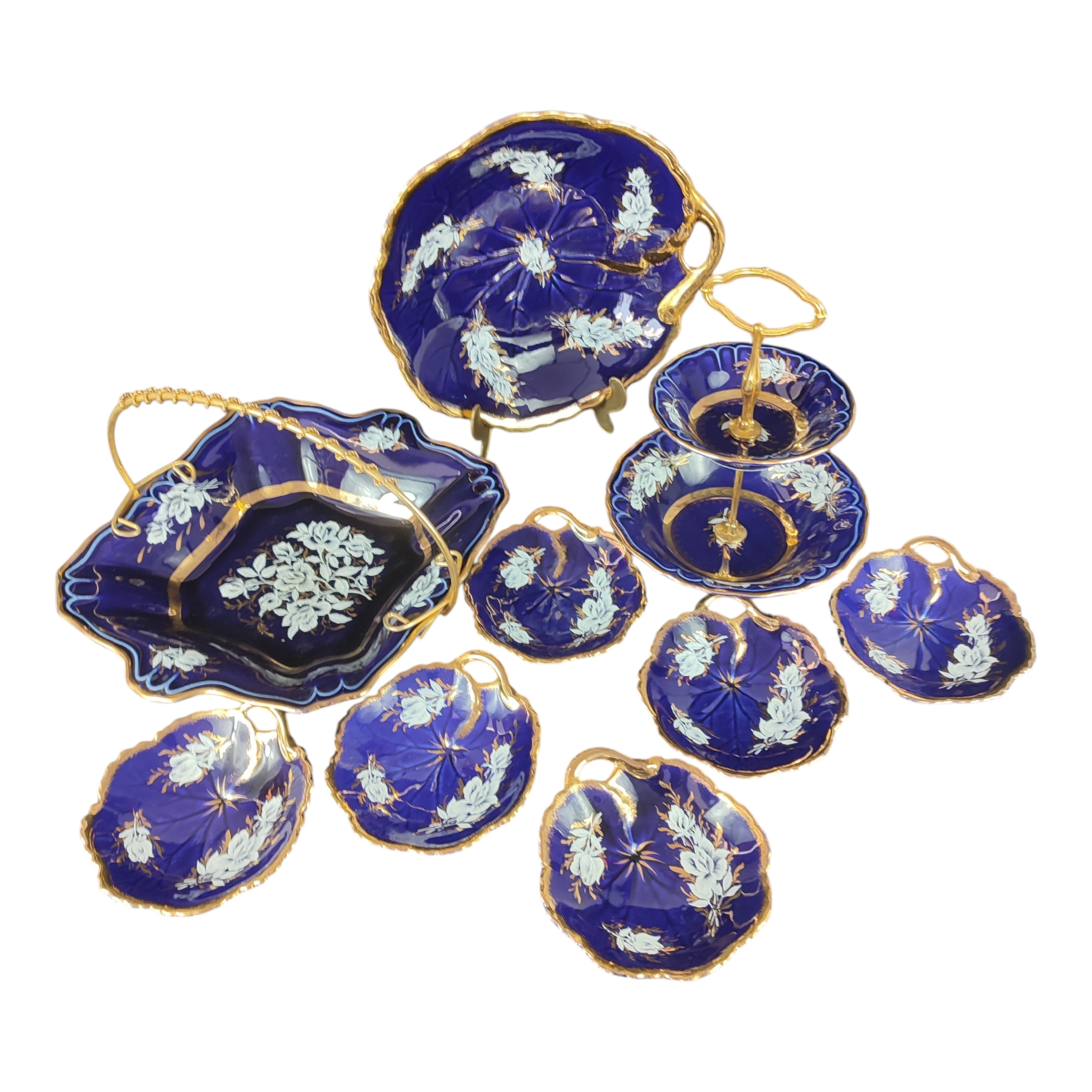Ensemble de service à dessert - Revol St-Uze - 1 plat carré + 1 plat rond + 1 plateau à étages + 6 coupelles - Bleu Cobalt et liserés dorés - Motif floral réhaussé - 59,00 € Ensemble de service à dessert - Revol St-Uze - 1 plat carré + 1 plat rond + 1 plateau à étages + 6 coupelles - Bleu Cobalt et liserés dorés - Motif floral réhaussé reconditionné disponible sur Label Emmaüs