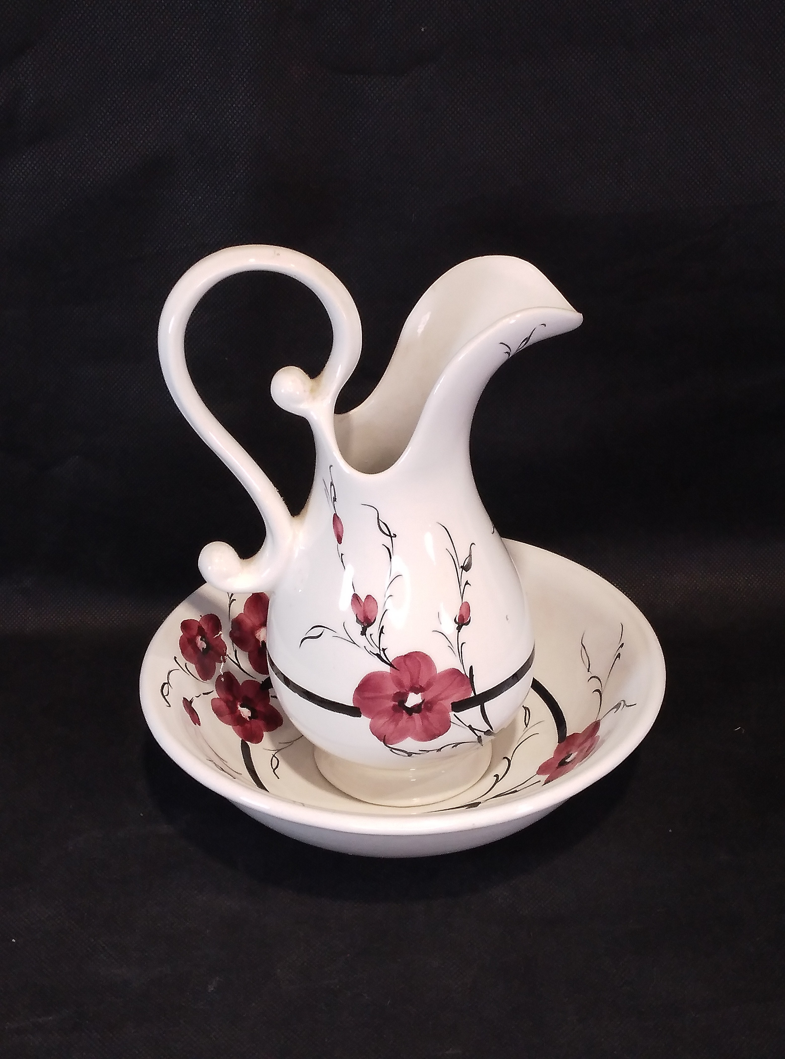 Voir photo 3 de Ensemble de toilette en porcelaine signée. Fleurs bordeaux. Ensemble de toilette en porcelaine signée. Fleurs bordeaux. reconditionné photo 3