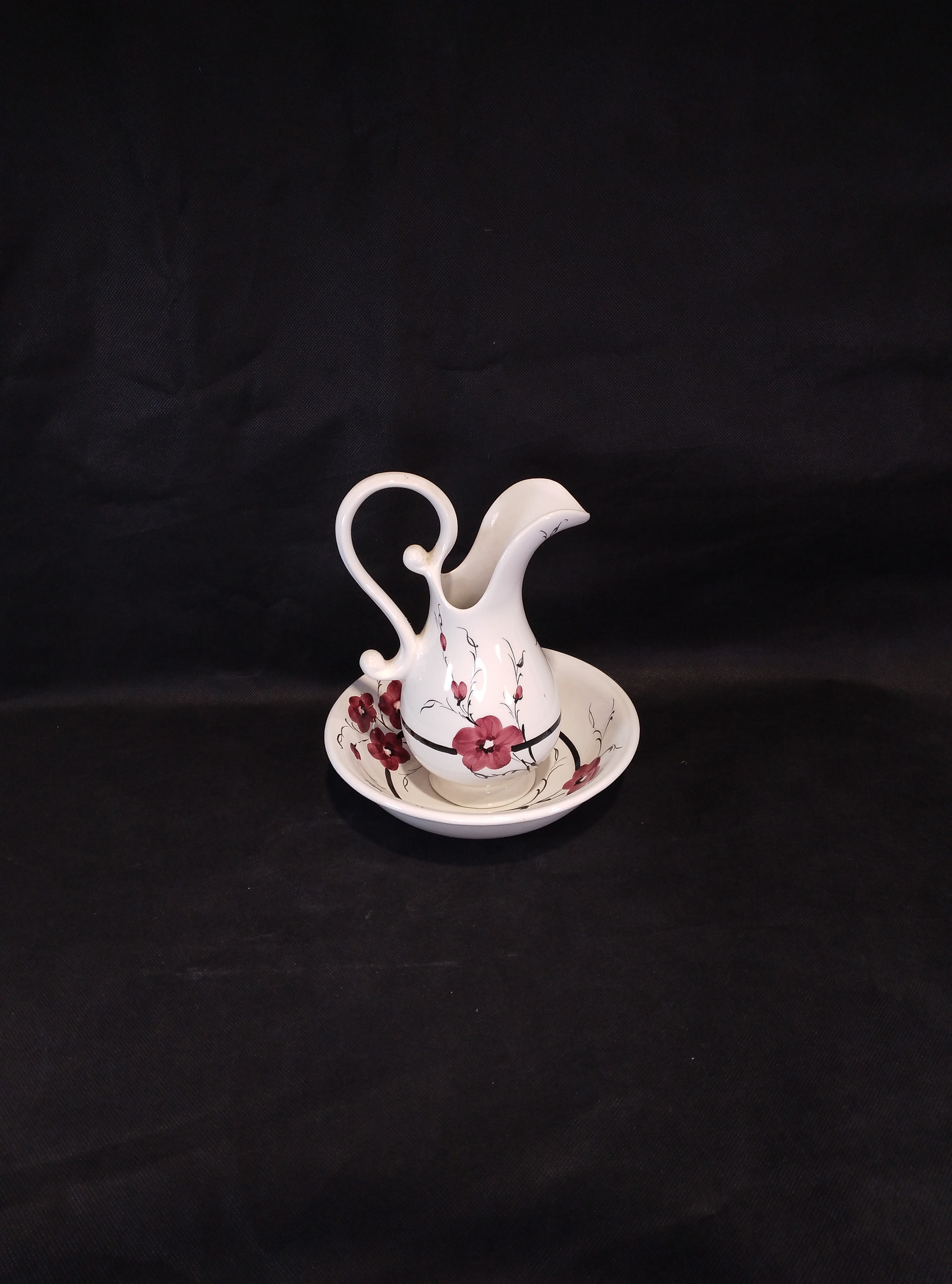 Voir photo 5 de Ensemble de toilette en porcelaine signée. Fleurs bordeaux. Ensemble de toilette en porcelaine signée. Fleurs bordeaux. reconditionné photo 5