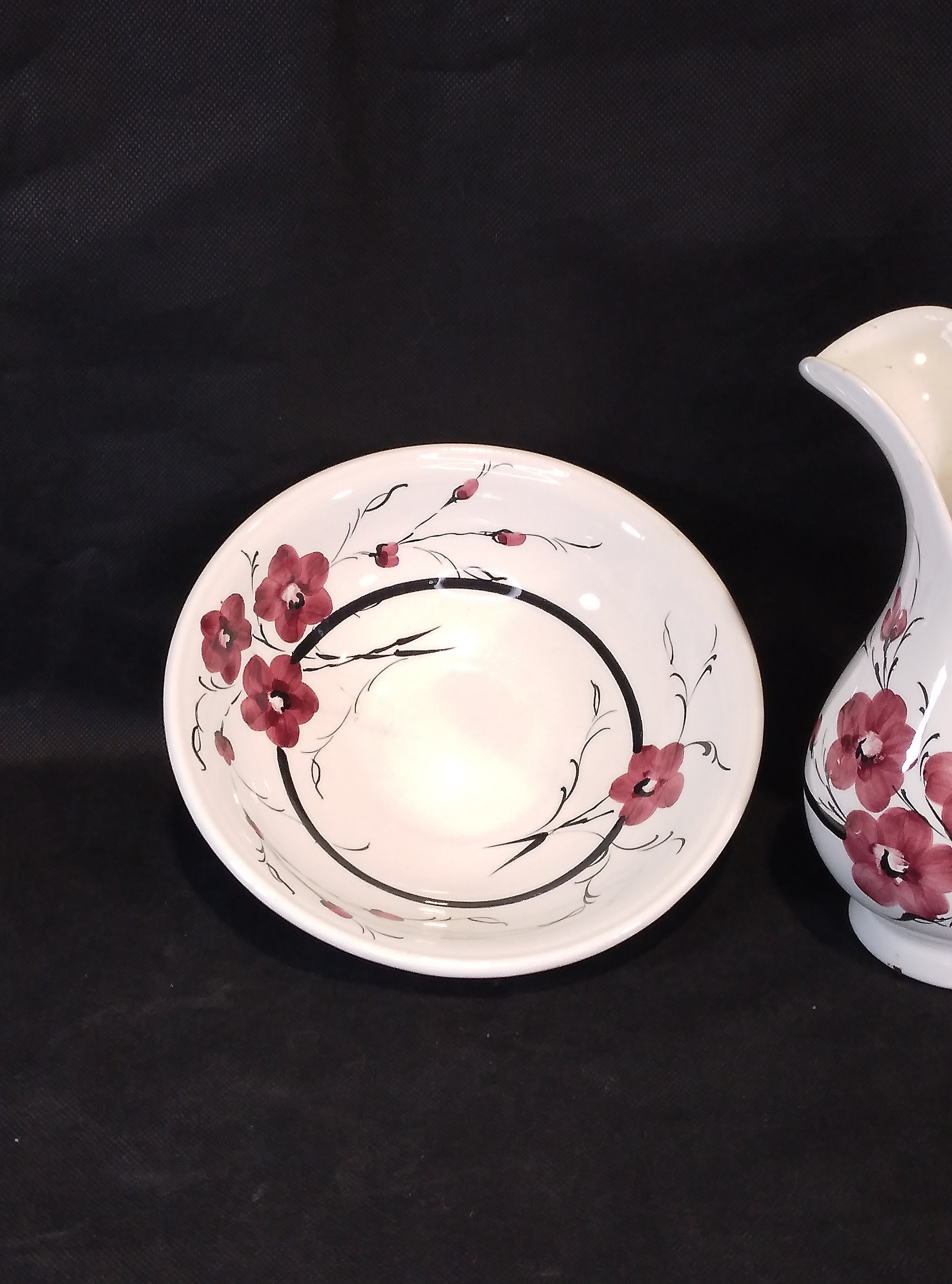 Voir photo 6 de Ensemble de toilette en porcelaine signée. Fleurs bordeaux. Ensemble de toilette en porcelaine signée. Fleurs bordeaux. reconditionné photo 6