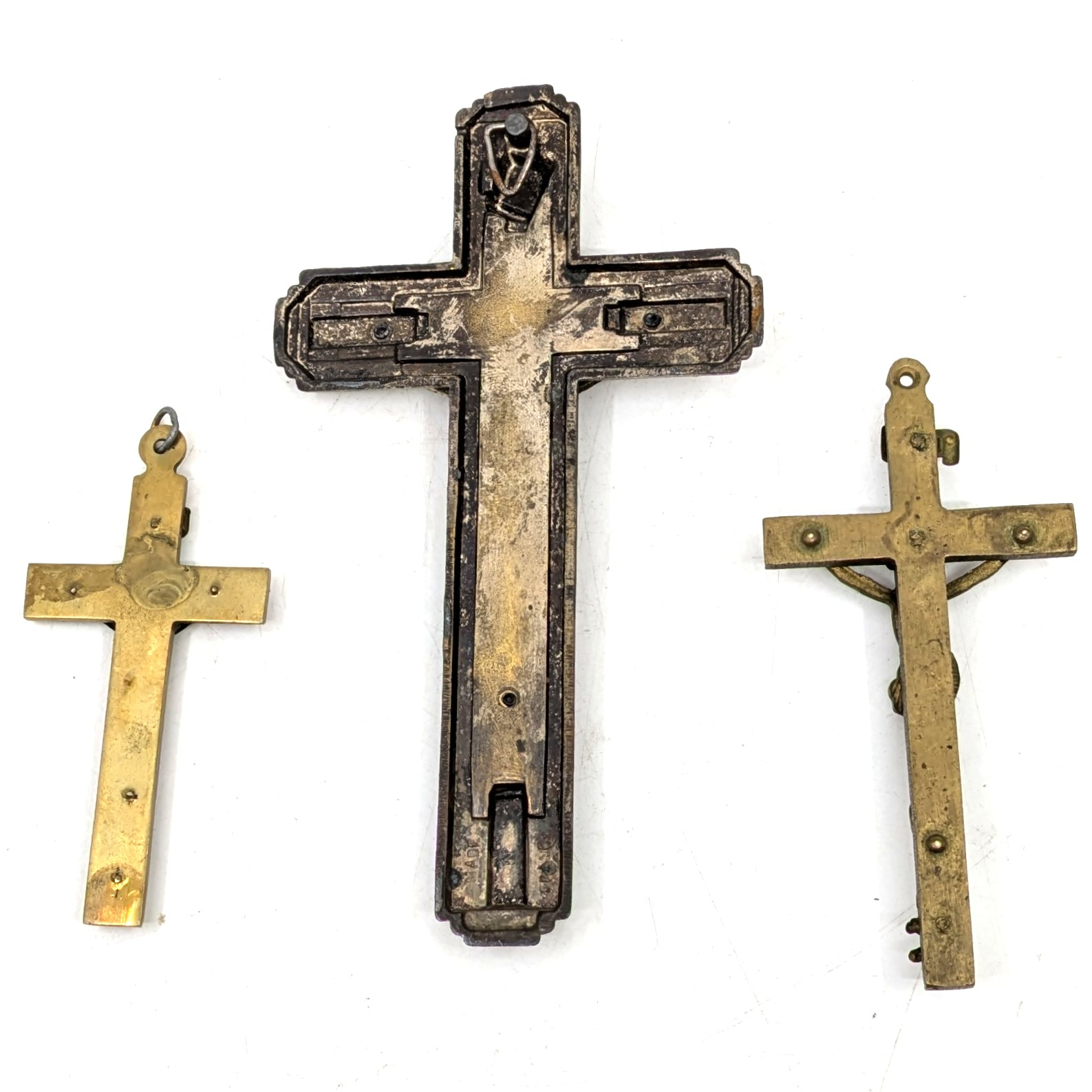 Voir photo 3 de Ensemble de trois crucifix anciens en métal Ensemble de trois crucifix anciens en métal État correct reconditionné photo 3