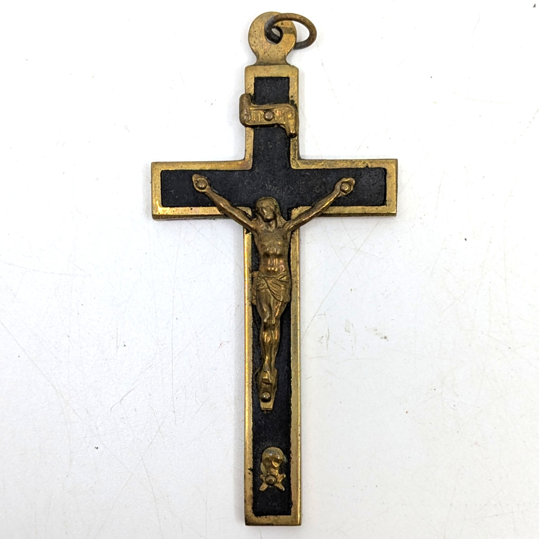 Voir photo 4 de Ensemble de trois crucifix anciens en métal Ensemble de trois crucifix anciens en métal État correct reconditionné photo 4