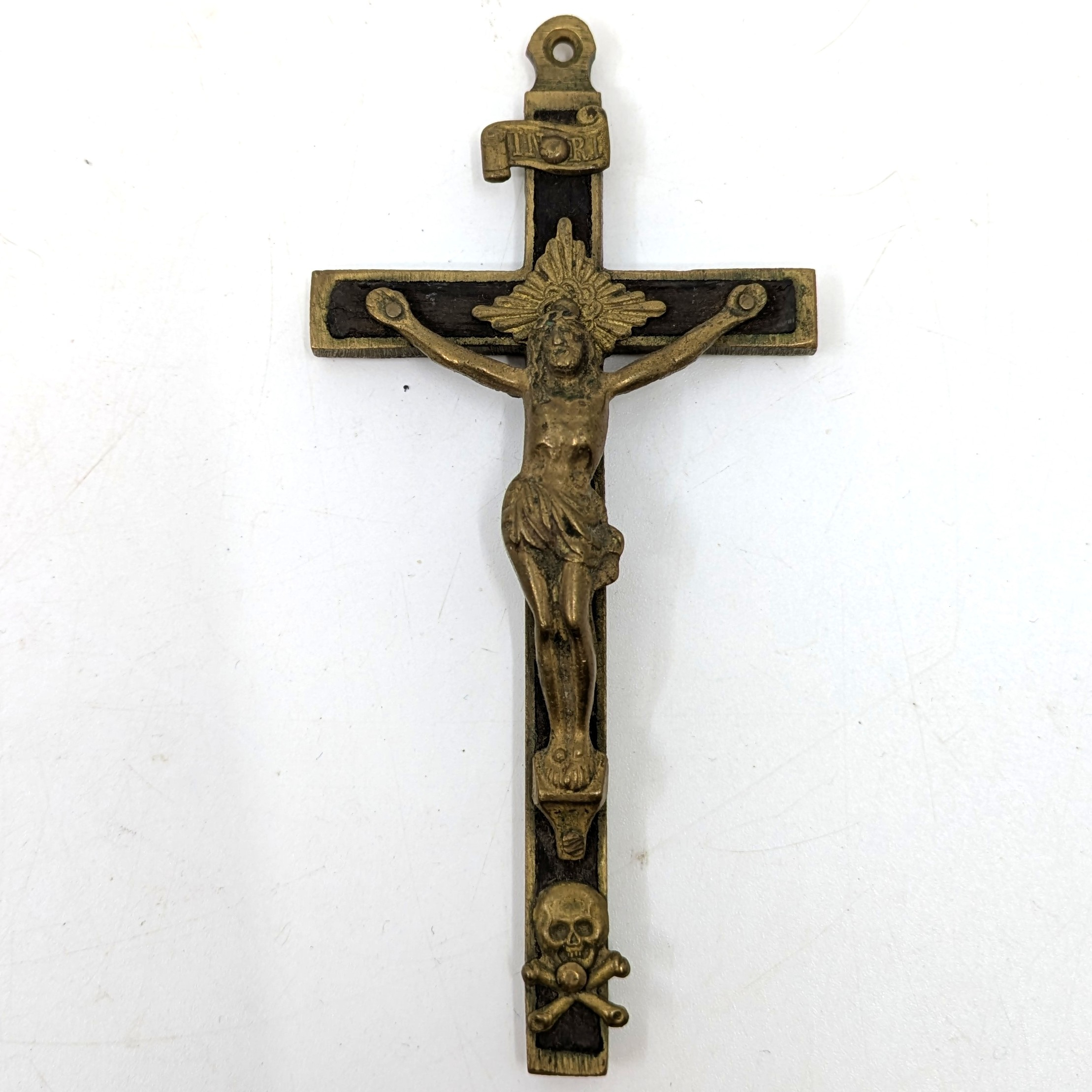 Voir photo 5 de Ensemble de trois crucifix anciens en métal Ensemble de trois crucifix anciens en métal État correct reconditionné photo 5