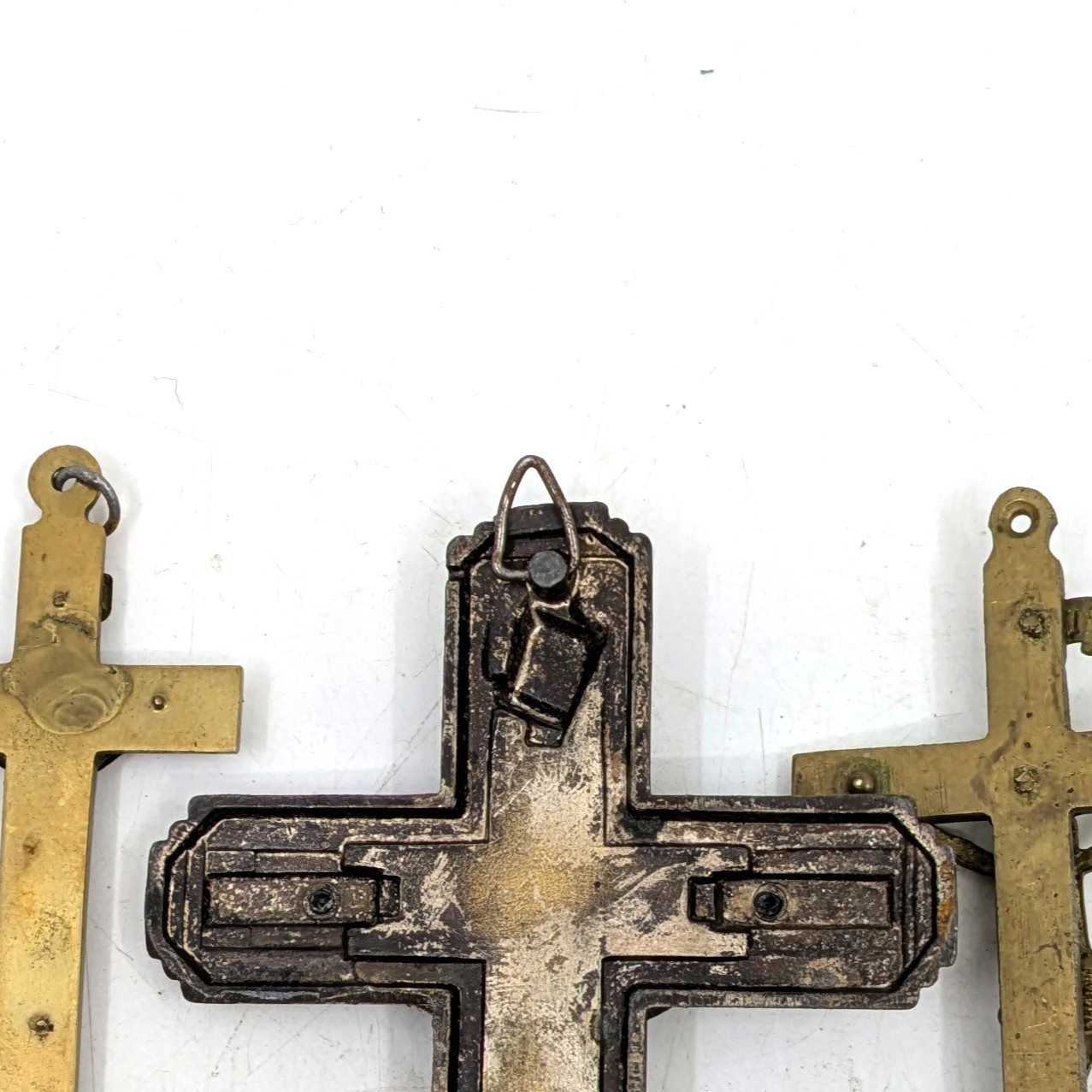 Voir photo 6 de Ensemble de trois crucifix anciens en métal Ensemble de trois crucifix anciens en métal État correct reconditionné photo 6