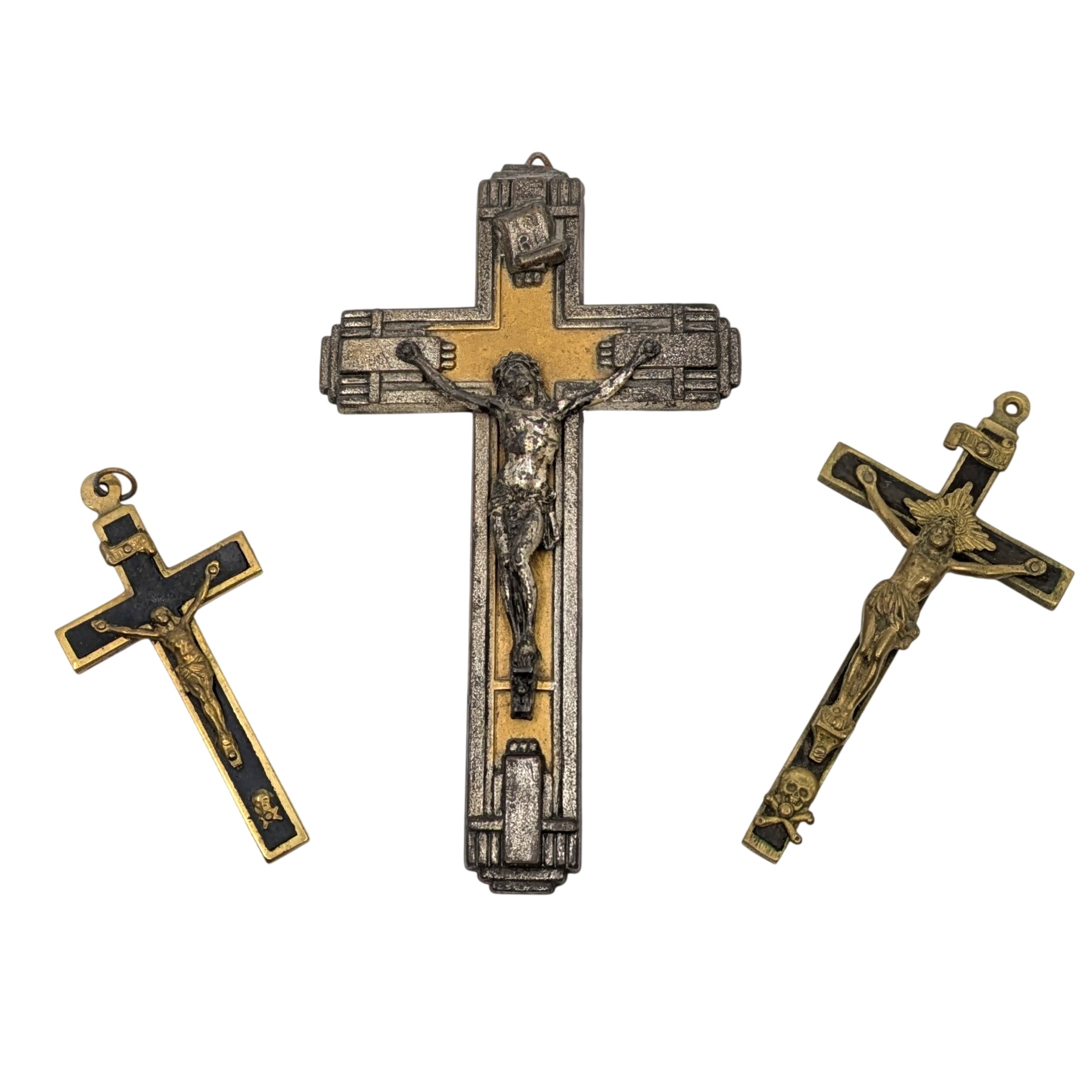 Acheter Ensemble de trois crucifix anciens en métal État correct - 12,60 € Ensemble de trois crucifix anciens en métal État correct reconditionné disponible sur Label Emmaüs