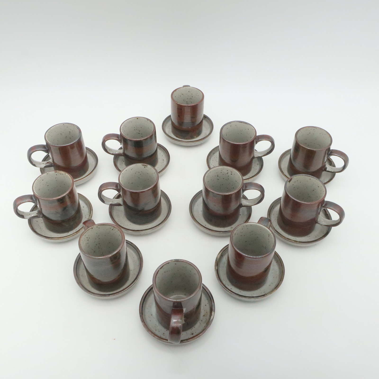 Voir photo 2 de Ensemble de12 Tasses et Sous-Tasses vintage (1970) grès paysan Japan Ensemble de12 Tasses et Sous-Tasses vintage (1970) grès paysan Japan Très bon état reconditionné photo 2