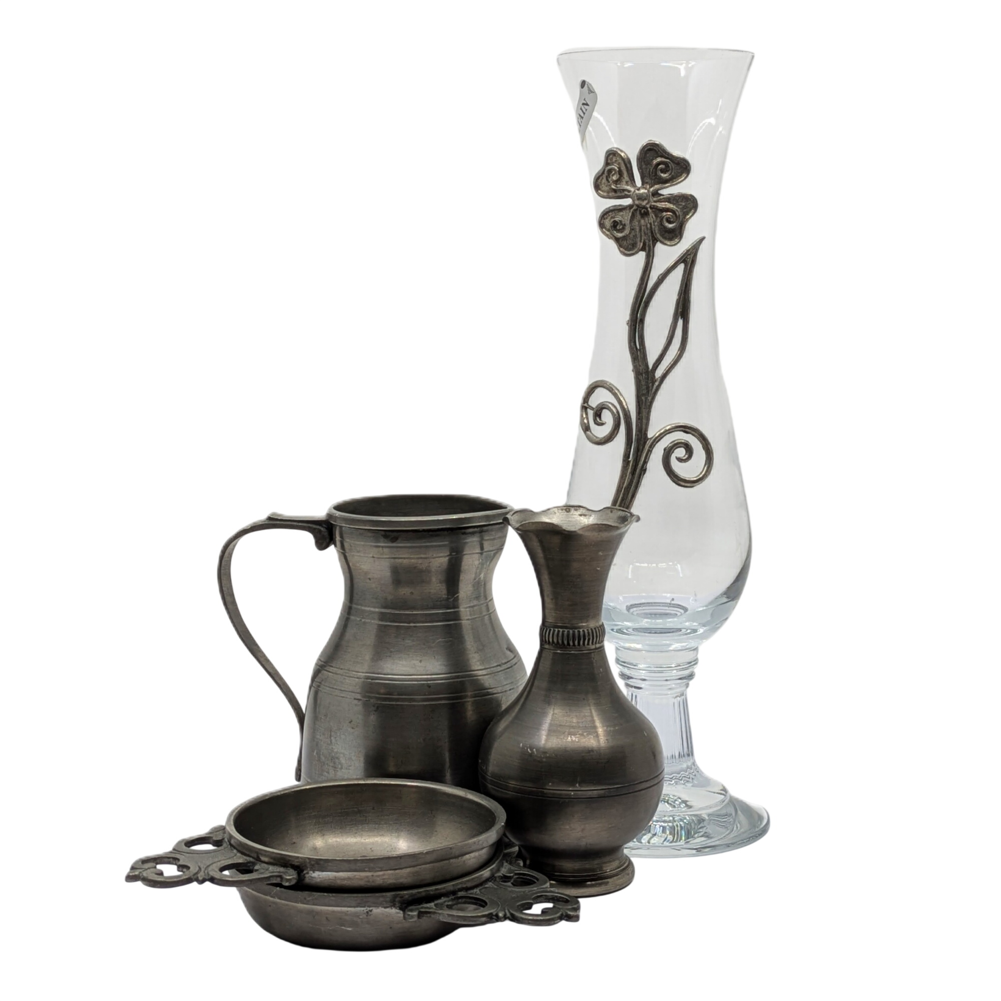 Acheter Ensemble décoratif en étain pur – Pichet, soliflores et coupelles vintage Très bon état - 39,00 € Ensemble décoratif en étain pur – Pichet, soliflores et coupelles vintage Très bon état reconditionné disponible sur Label Emmaüs