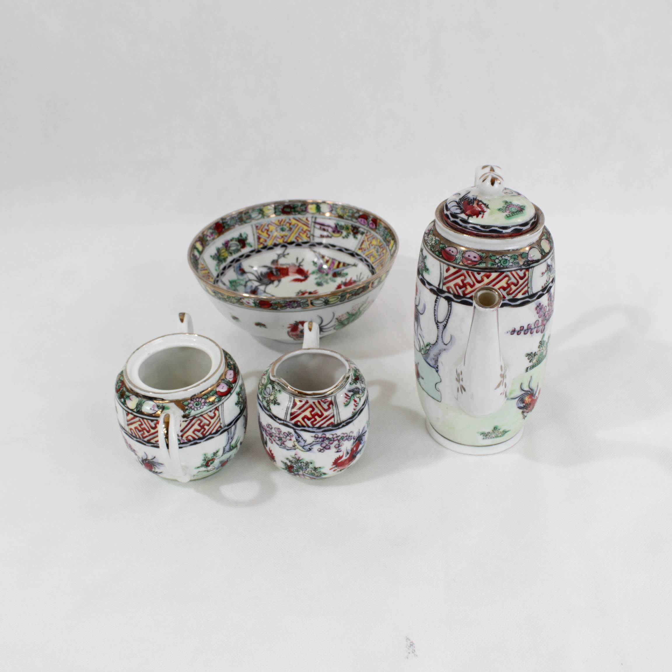Voir photo 2 de Ensemble en porcelaine chinoise signé avec un cachet en dessous Ensemble en porcelaine chinoise signé avec un cachet en dessous reconditionné photo 2