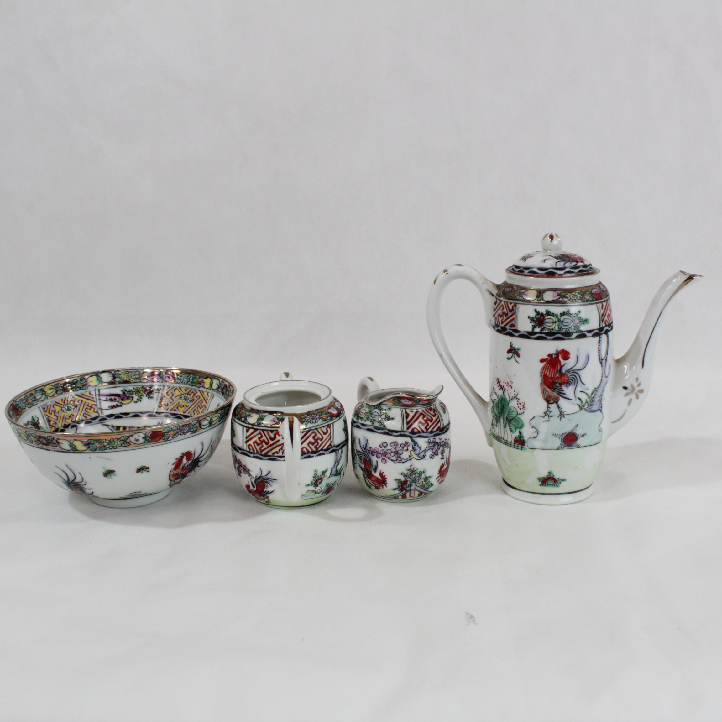Voir photo 3 de Ensemble en porcelaine chinoise signé avec un cachet en dessous Ensemble en porcelaine chinoise signé avec un cachet en dessous reconditionné photo 3