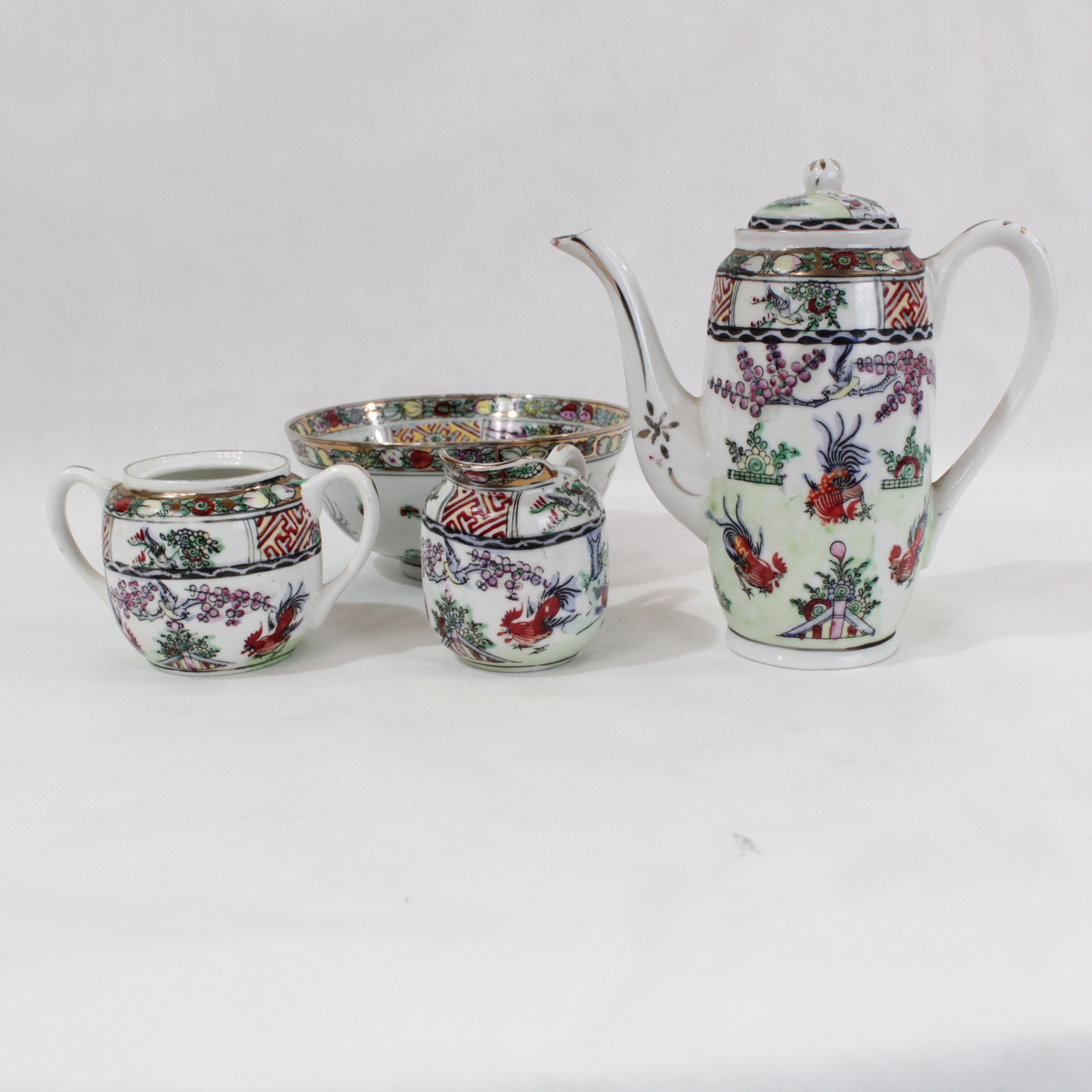 Ensemble en porcelaine chinoise signé avec un cachet en dessous - 25,00 € Ensemble en porcelaine chinoise signé avec un cachet en dessous reconditionné disponible sur Label Emmaüs