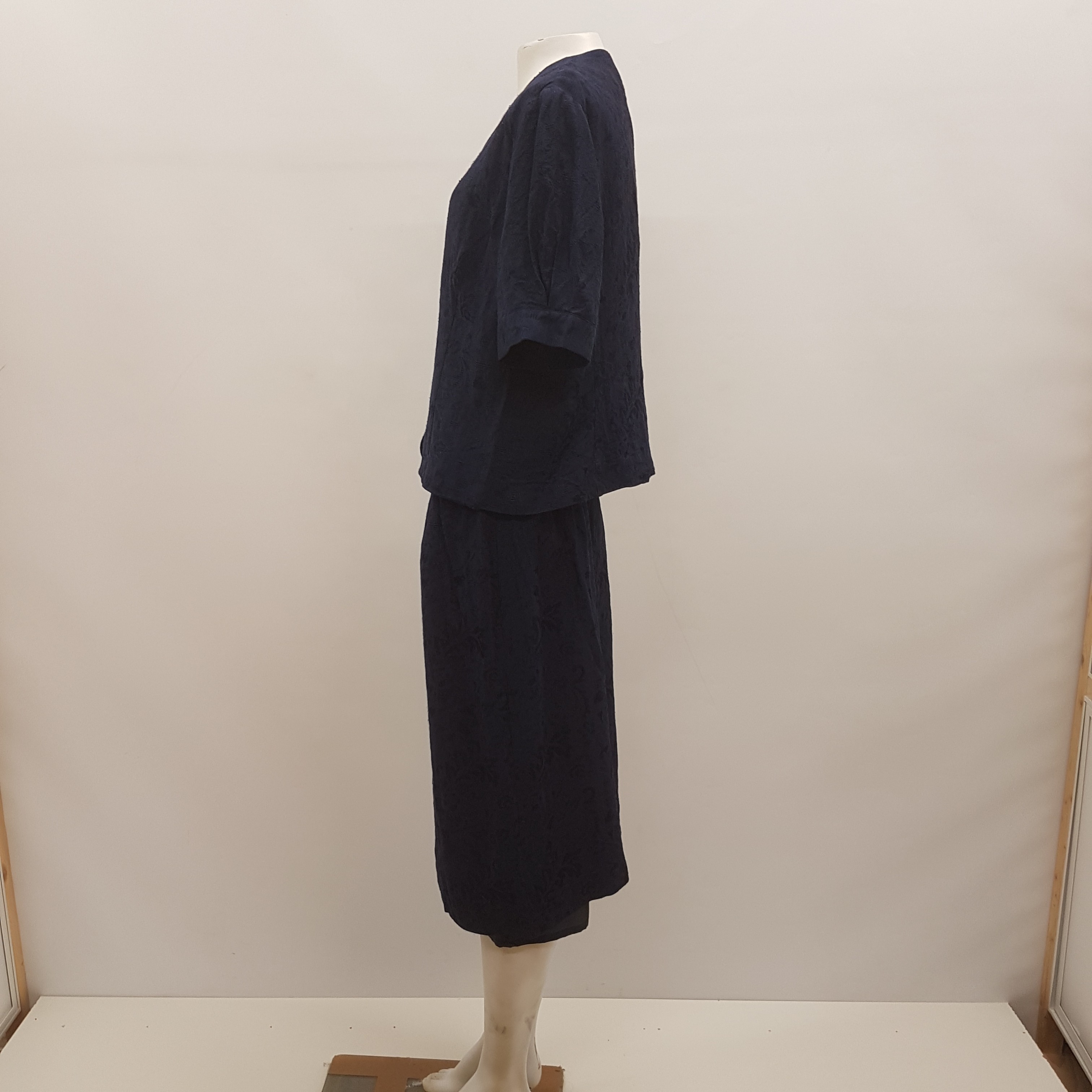 Voir photo 2 de Ensemble jupe et veste bleu marine - MARCELLE GRIFFON - Taille 44 Ensemble jupe et veste bleu marine - MARCELLE GRIFFON - Taille 44 Bon état reconditionné photo 2