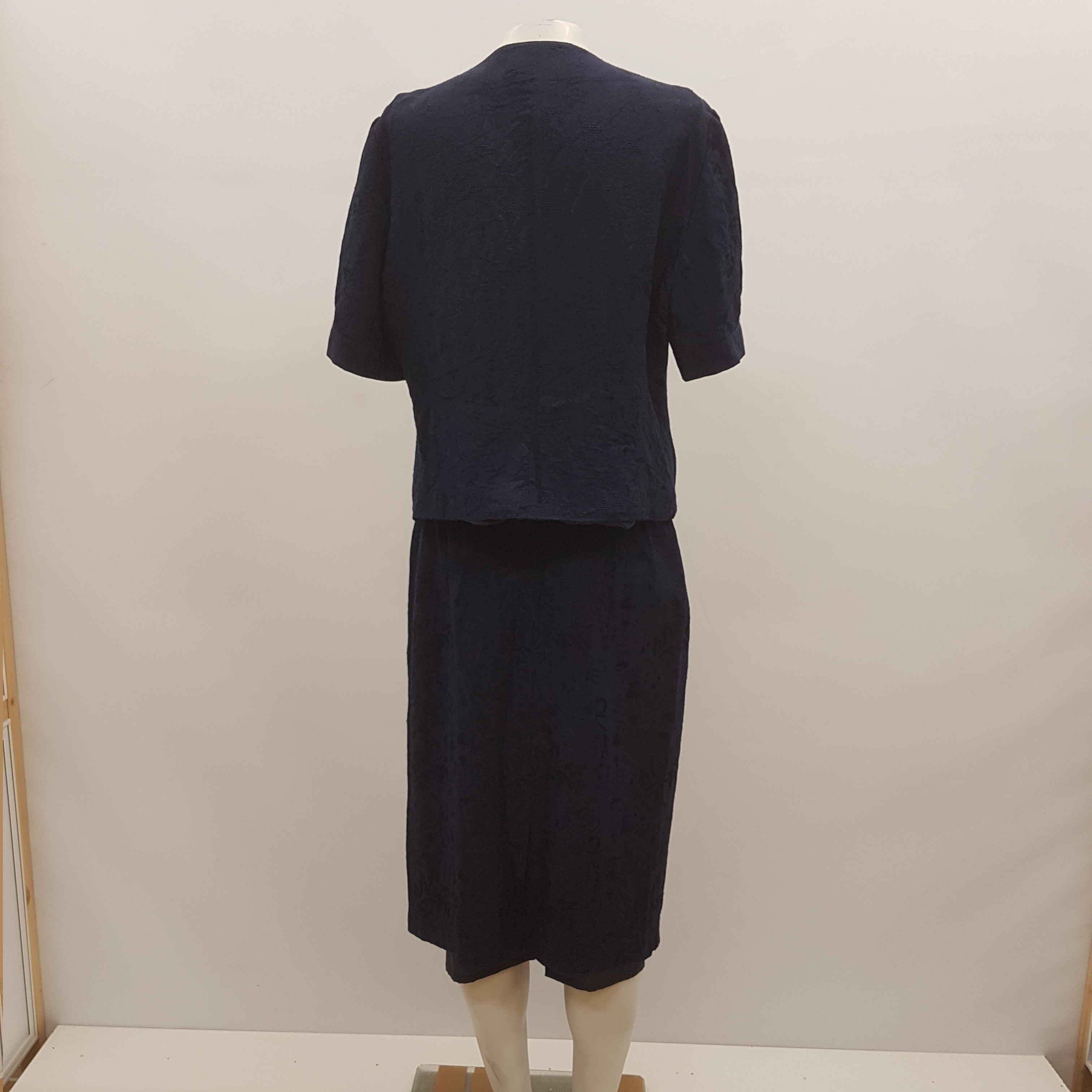 Voir photo 3 de Ensemble jupe et veste bleu marine - MARCELLE GRIFFON - Taille 44 Ensemble jupe et veste bleu marine - MARCELLE GRIFFON - Taille 44 Bon état reconditionné photo 3