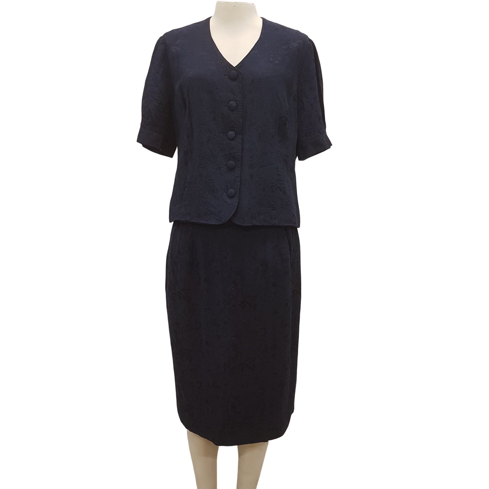 Ensemble jupe et veste bleu marine - MARCELLE GRIFFON - Taille 44 Bon état - 40,00 € Ensemble jupe et veste bleu marine - MARCELLE GRIFFON - Taille 44 Bon état reconditionné disponible sur Label Emmaüs