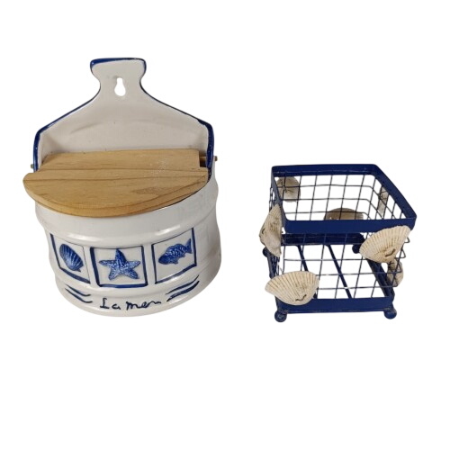 Ensemble marin avec un pot de cuisine et un porte-bouteille et une décoration phare Bon état - 10,00 € Ensemble marin avec un pot de cuisine et un porte-bouteille et une décoration phare Bon état reconditionné disponible sur Label Emmaüs