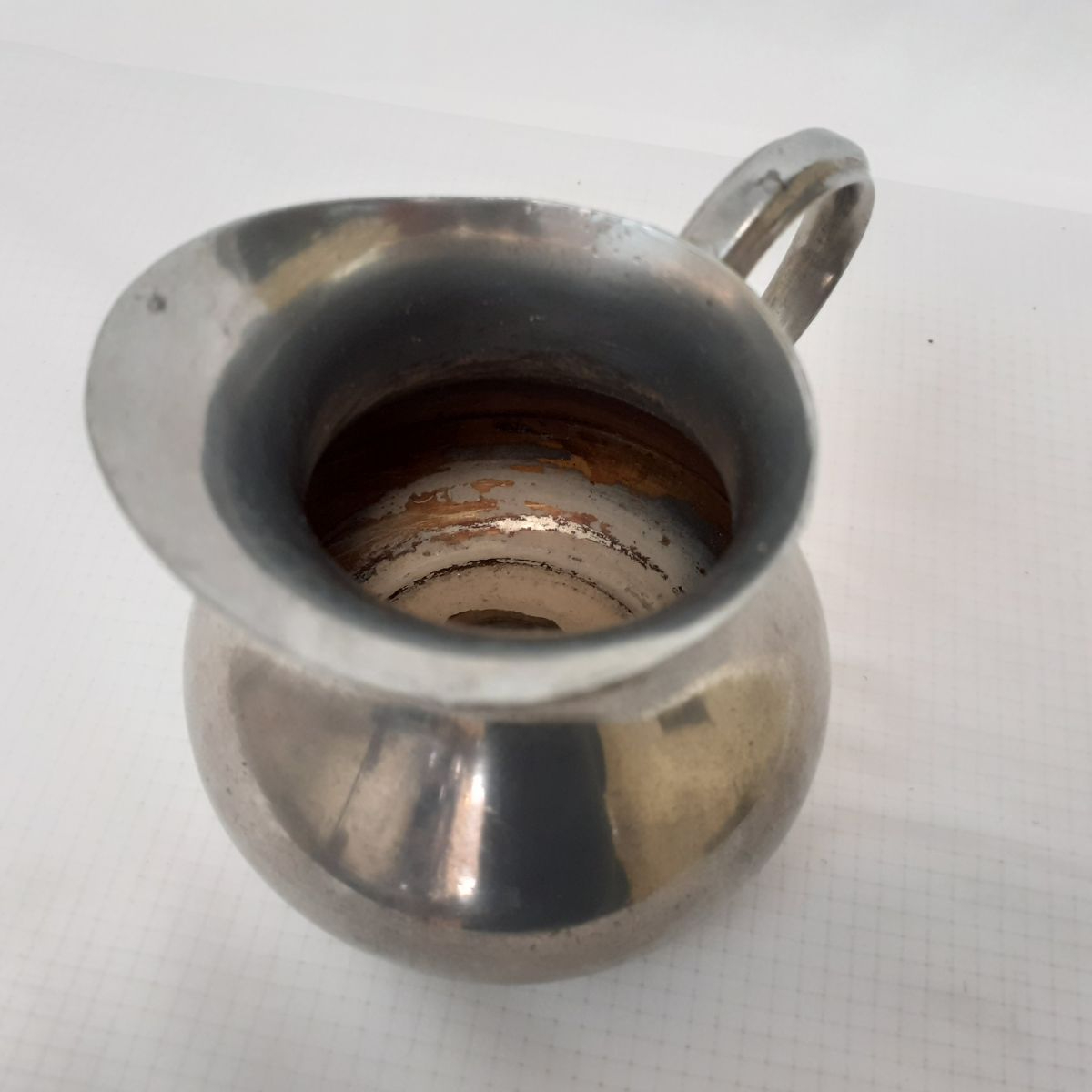 Voir photo 5 de Ensemble petit pot à lait + soucoupe - Etain anglais 95% Ensemble petit pot à lait + soucoupe - Etain anglais 95% Bon état reconditionné photo 5