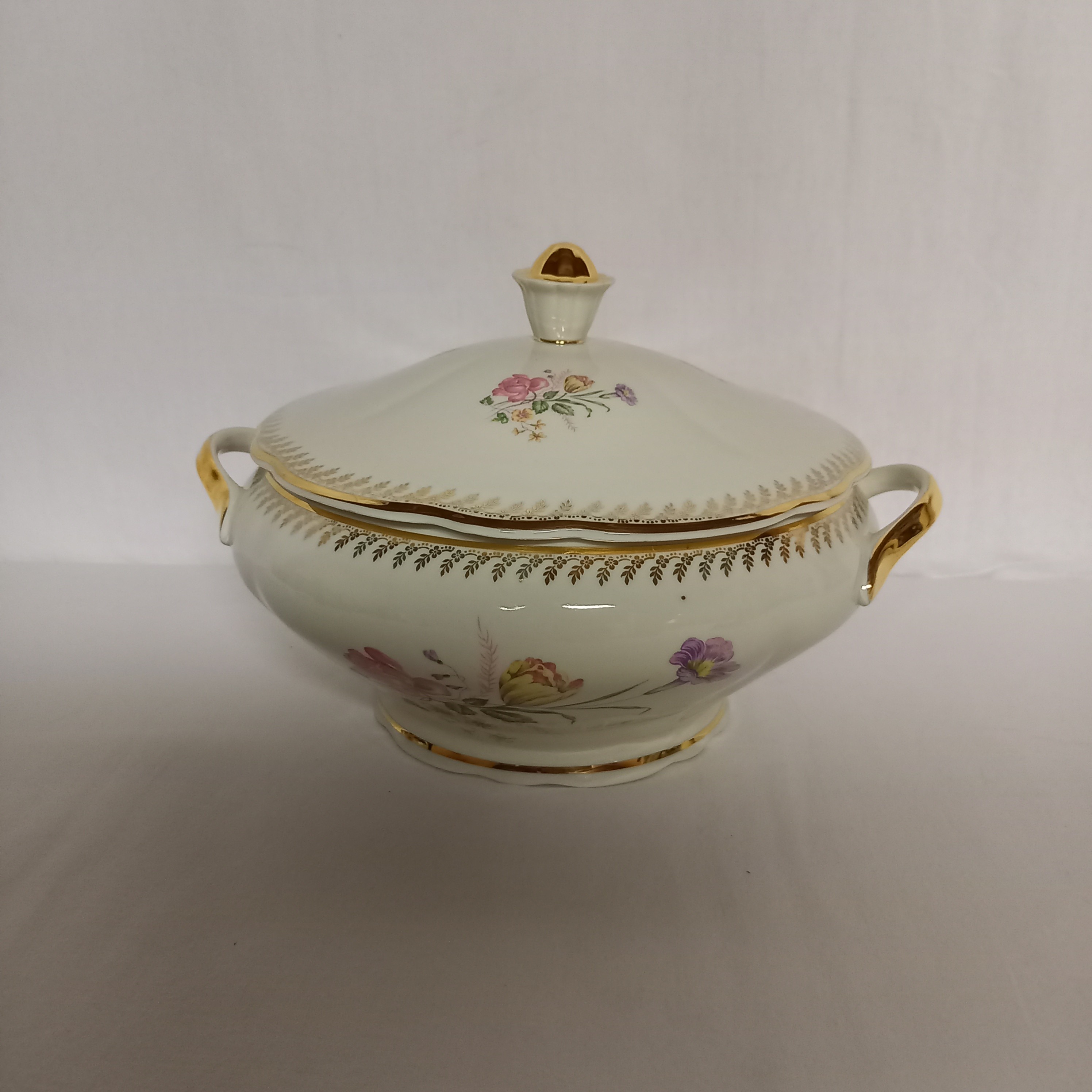 Voir photo 12 de Ensemble Porcelaine FD veritable porcelaine. Composéde : 18 Assiettes plates ; 10 Assiettes creuses ; 1 saucière ; 1 soupière ; et 1 saladier. Ensemble Porcelaine FD veritable porcelaine. Composéde : 18 Assiettes plates ; 10 Assiettes creuses ; 1 saucière ; 1 soupière ; et 1 saladier. Bon état reconditionné photo 12
