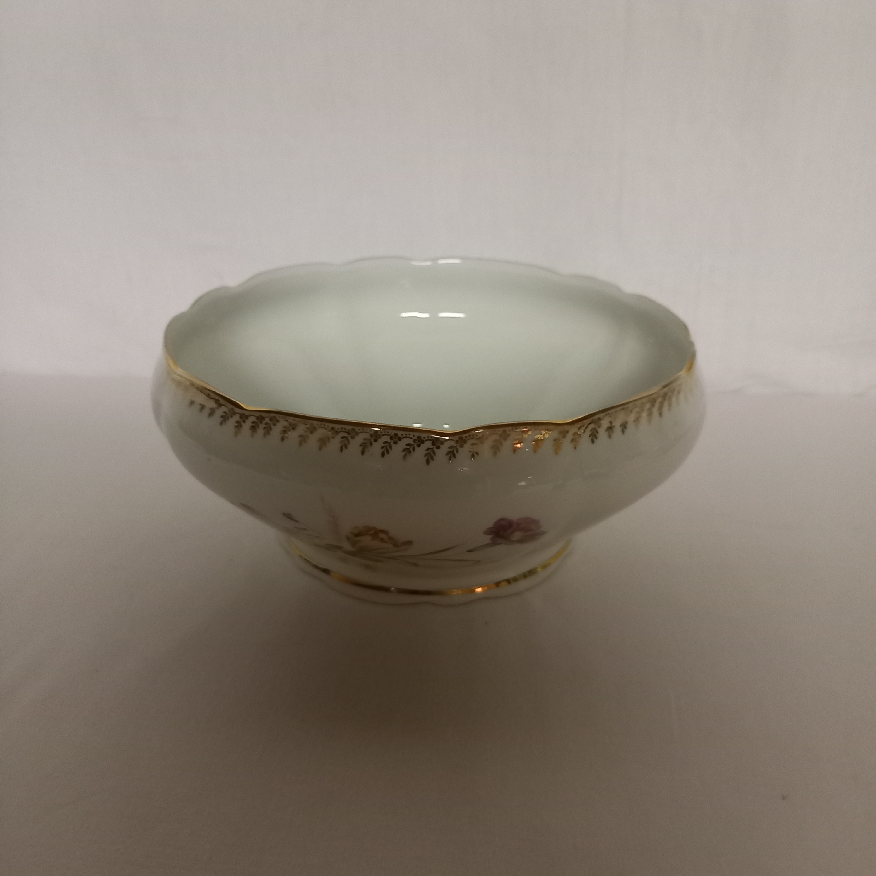 Voir photo 15 de Ensemble Porcelaine FD veritable porcelaine. Composéde : 18 Assiettes plates ; 10 Assiettes creuses ; 1 saucière ; 1 soupière ; et 1 saladier. Ensemble Porcelaine FD veritable porcelaine. Composéde : 18 Assiettes plates ; 10 Assiettes creuses ; 1 saucière ; 1 soupière ; et 1 saladier. Bon état reconditionné photo 15
