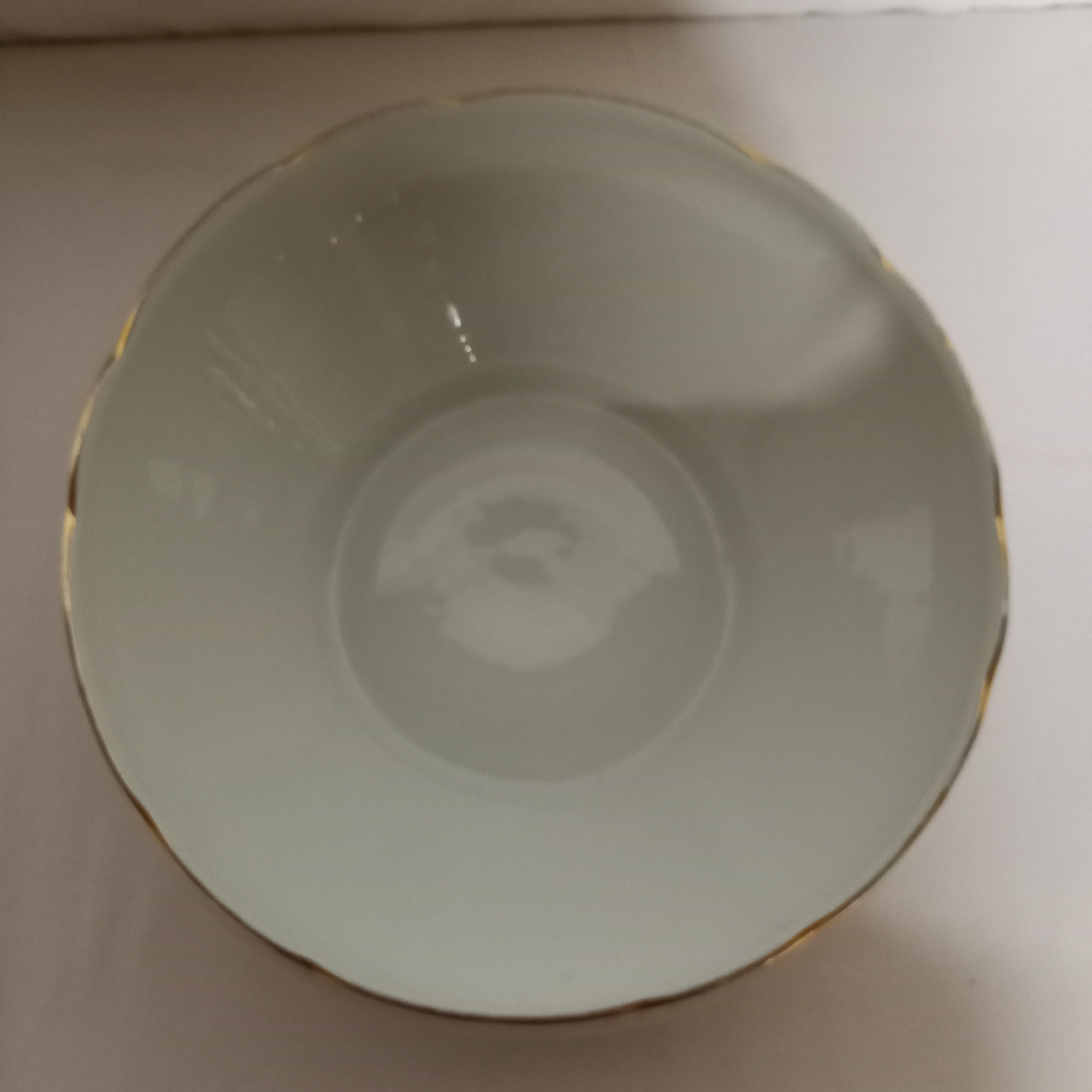 Voir photo 16 de Ensemble Porcelaine FD veritable porcelaine. Composéde : 18 Assiettes plates ; 10 Assiettes creuses ; 1 saucière ; 1 soupière ; et 1 saladier. Ensemble Porcelaine FD veritable porcelaine. Composéde : 18 Assiettes plates ; 10 Assiettes creuses ; 1 saucière ; 1 soupière ; et 1 saladier. Bon état reconditionné photo 16