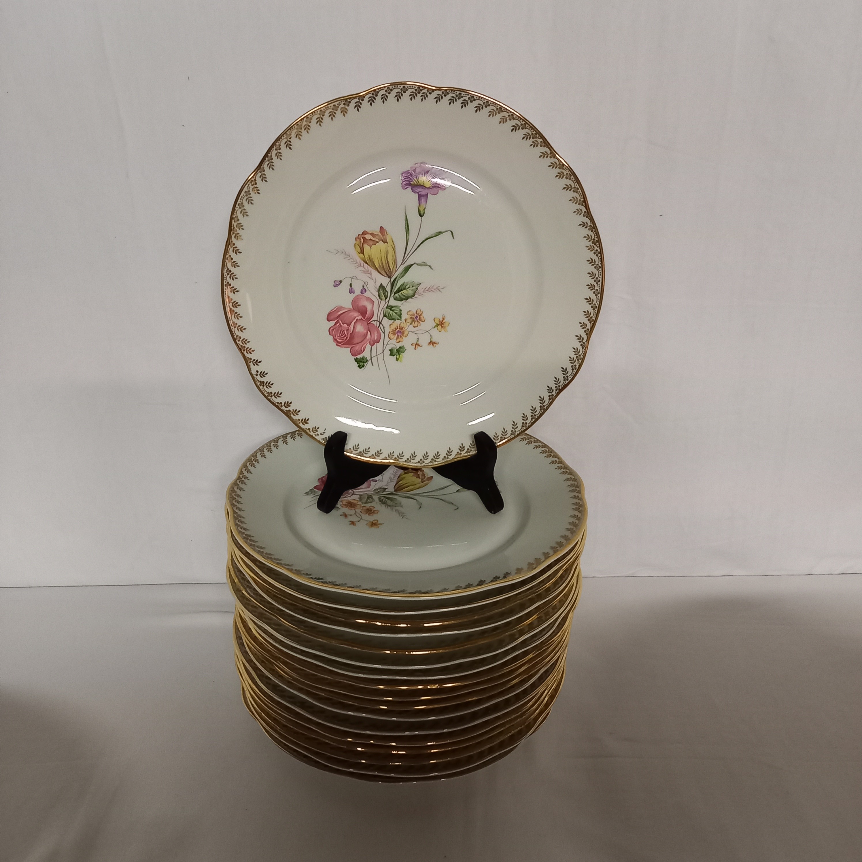 Voir photo 3 de Ensemble Porcelaine FD veritable porcelaine. Composéde : 18 Assiettes plates ; 10 Assiettes creuses ; 1 saucière ; 1 soupière ; et 1 saladier. Ensemble Porcelaine FD veritable porcelaine. Composéde : 18 Assiettes plates ; 10 Assiettes creuses ; 1 saucière ; 1 soupière ; et 1 saladier. Bon état reconditionné photo 3