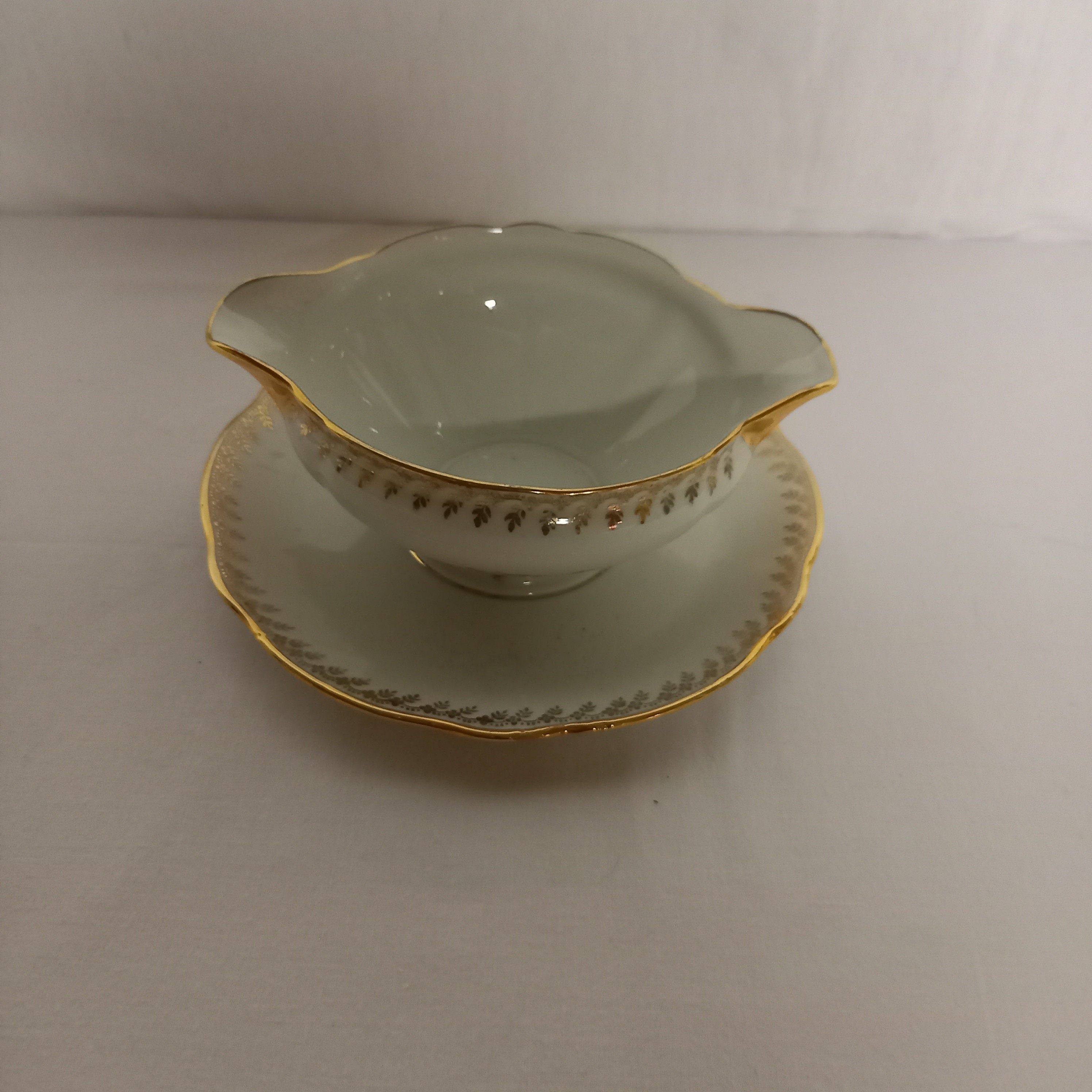 Voir photo 5 de Ensemble Porcelaine FD veritable porcelaine. Composéde : 18 Assiettes plates ; 10 Assiettes creuses ; 1 saucière ; 1 soupière ; et 1 saladier. Ensemble Porcelaine FD veritable porcelaine. Composéde : 18 Assiettes plates ; 10 Assiettes creuses ; 1 saucière ; 1 soupière ; et 1 saladier. Bon état reconditionné photo 5
