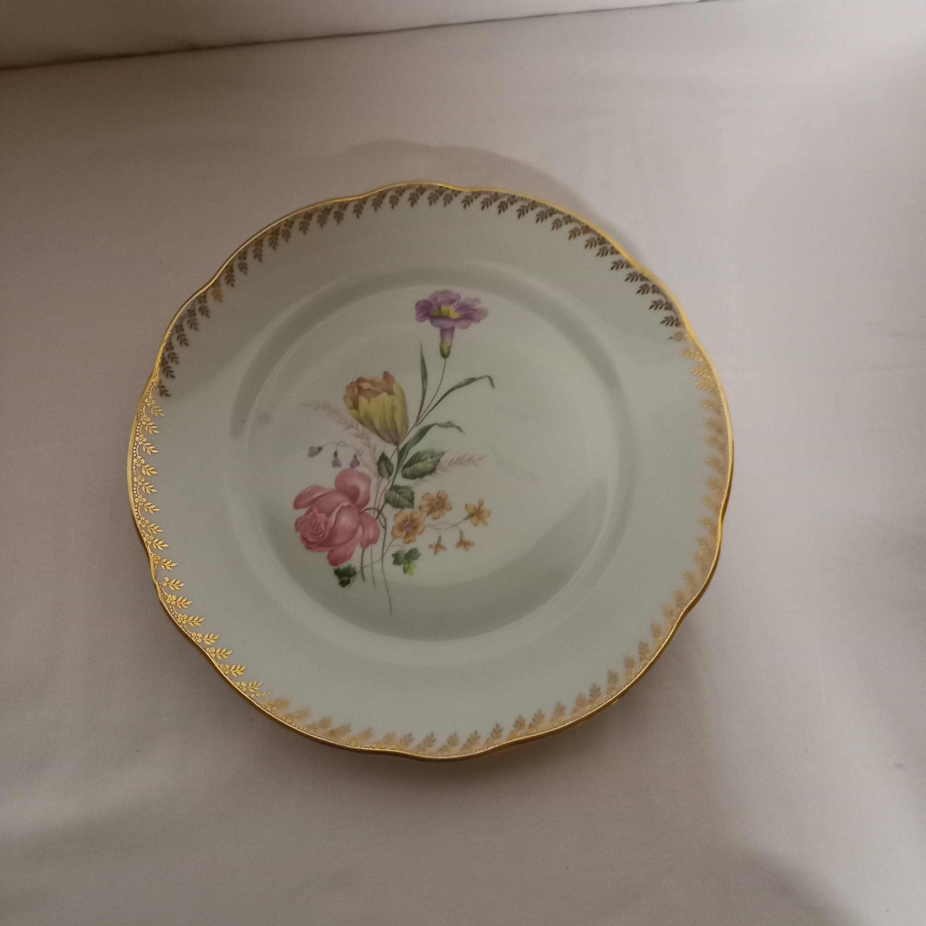 Voir photo 7 de Ensemble Porcelaine FD veritable porcelaine. Composéde : 18 Assiettes plates ; 10 Assiettes creuses ; 1 saucière ; 1 soupière ; et 1 saladier. Ensemble Porcelaine FD veritable porcelaine. Composéde : 18 Assiettes plates ; 10 Assiettes creuses ; 1 saucière ; 1 soupière ; et 1 saladier. Bon état reconditionné photo 7