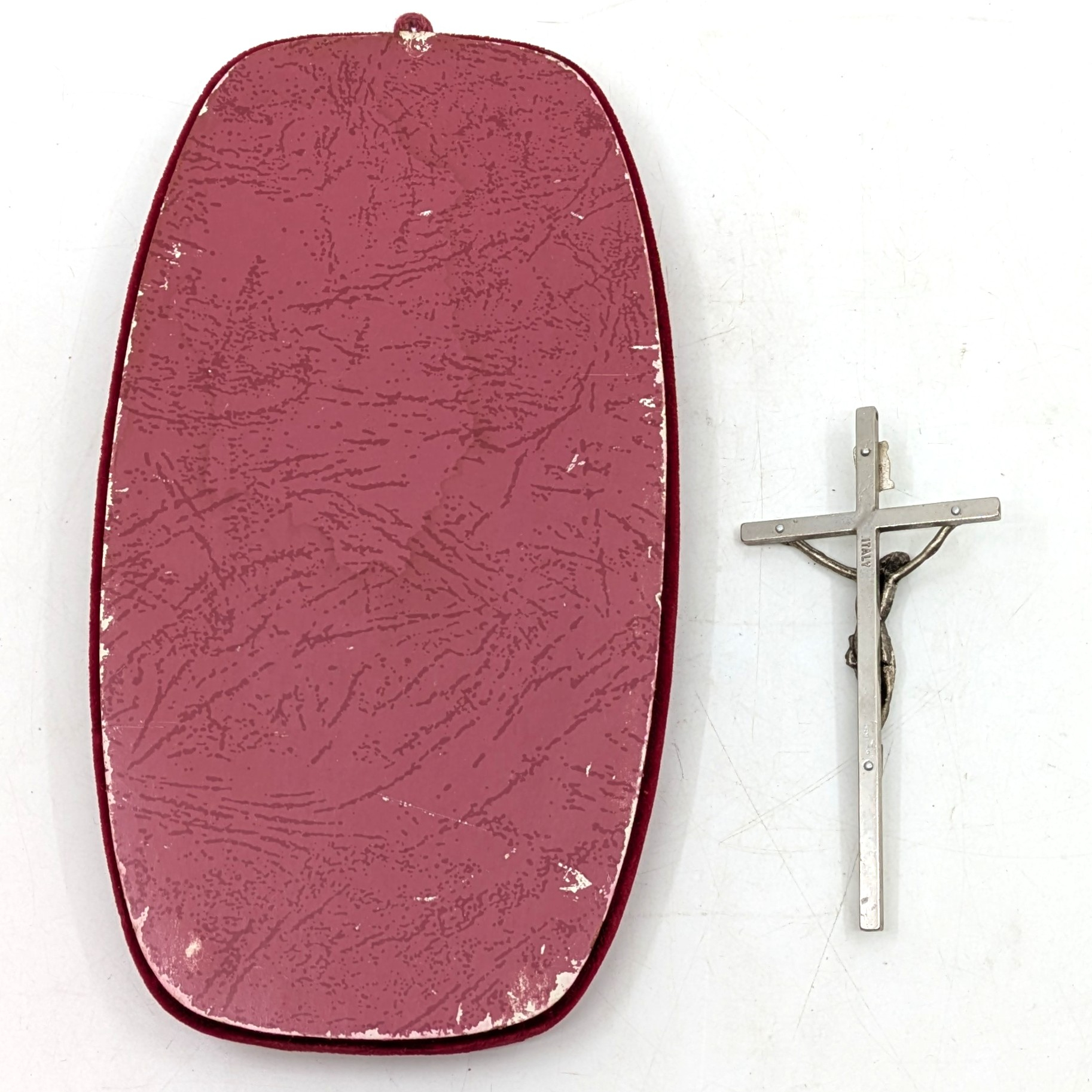 Voir photo 3 de Ensemble religieux en métal comprenant un crucifix italien et un relief mural Ensemble religieux en métal comprenant un crucifix italien et un relief mural État correct reconditionné photo 3