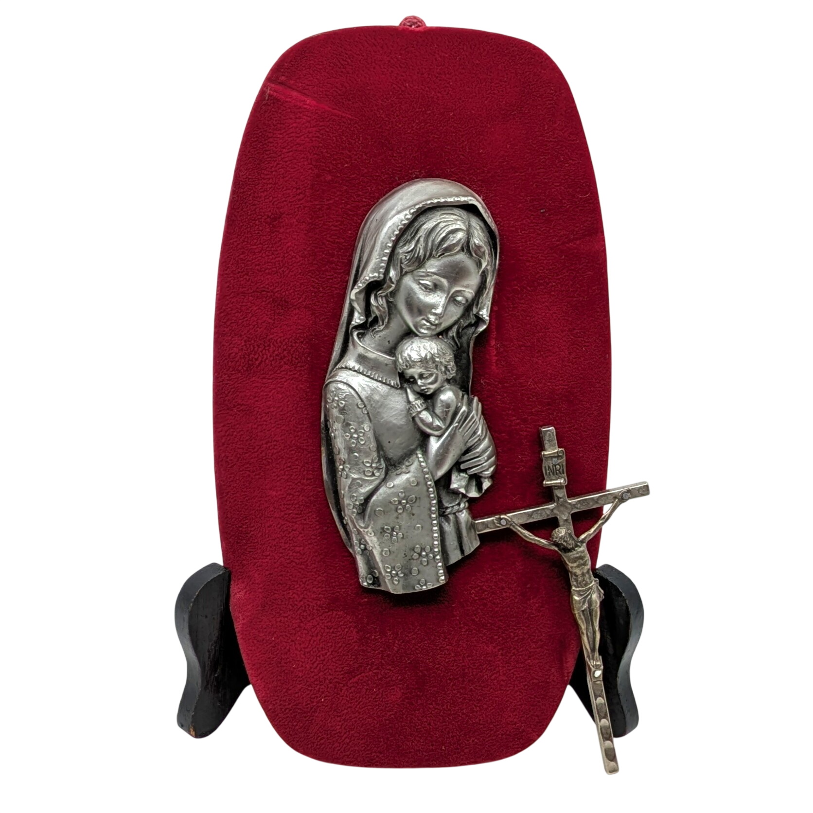 Ensemble religieux en métal comprenant un crucifix italien et un relief mural État correct - 15,00 € Ensemble religieux en métal comprenant un crucifix italien et un relief mural État correct reconditionné disponible sur Label Emmaüs