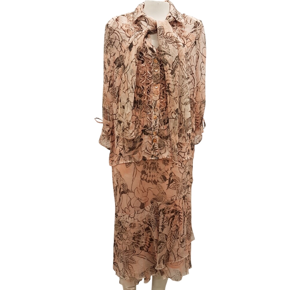 Ensemble : robe, boléro et foulard - UN JOUR AILLEURS - Taille 44 Très bon état - 56,00 € Ensemble : robe, boléro et foulard - UN JOUR AILLEURS - Taille 44 Très bon état reconditionné disponible sur Label Emmaüs
