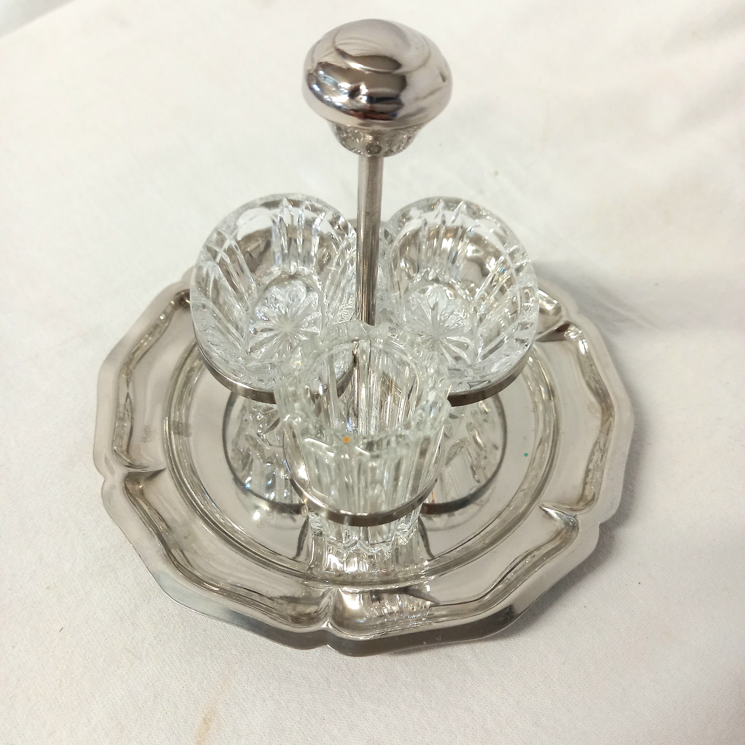 Voir photo 2 de Ensemble salière, poivrier et moutardier en verre taillé - avec plat de présentation en inox Ensemble salière, poivrier et moutardier en verre taillé - avec plat de présentation en inox Très bon état reconditionné photo 2