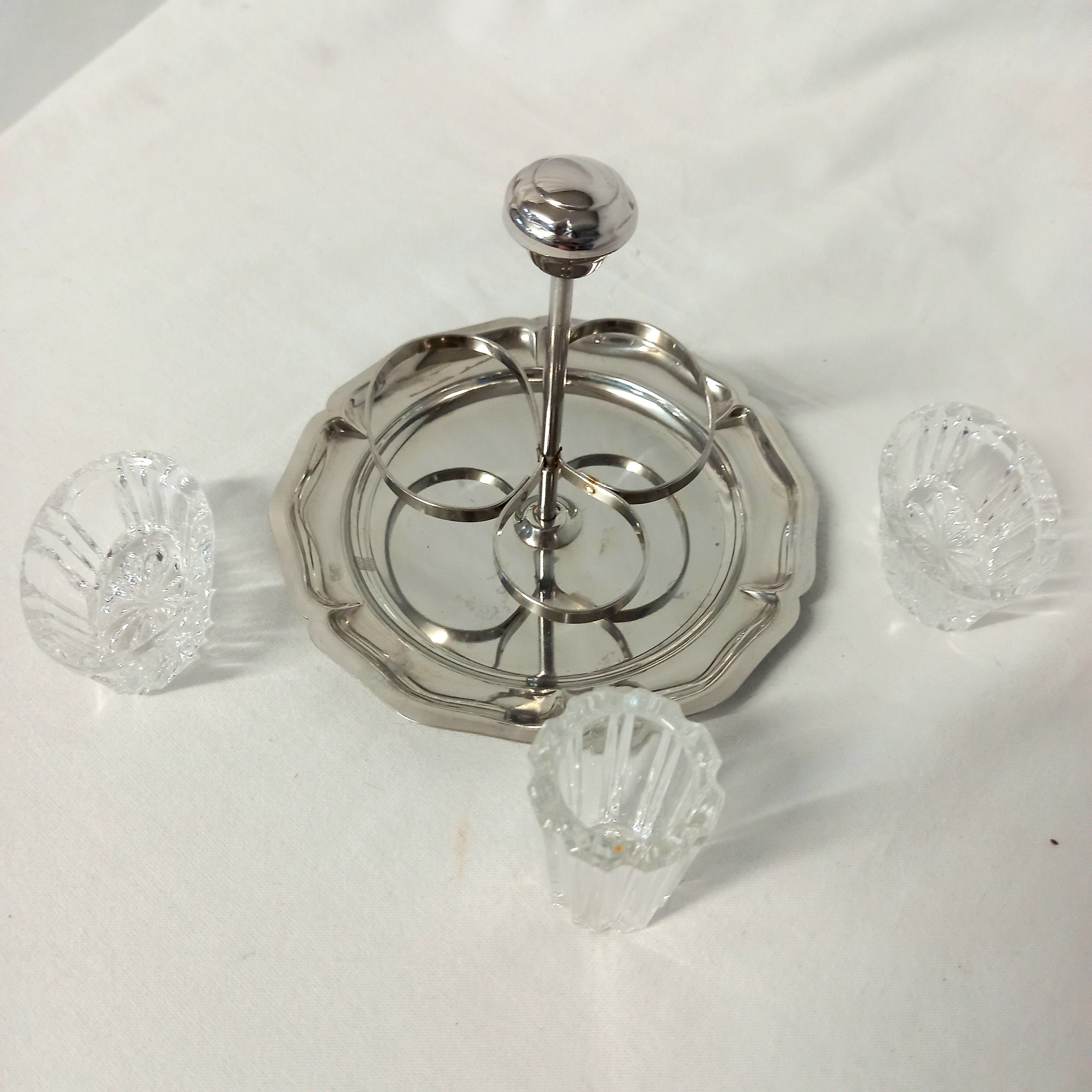 Voir photo 3 de Ensemble salière, poivrier et moutardier en verre taillé - avec plat de présentation en inox Ensemble salière, poivrier et moutardier en verre taillé - avec plat de présentation en inox Très bon état reconditionné photo 3