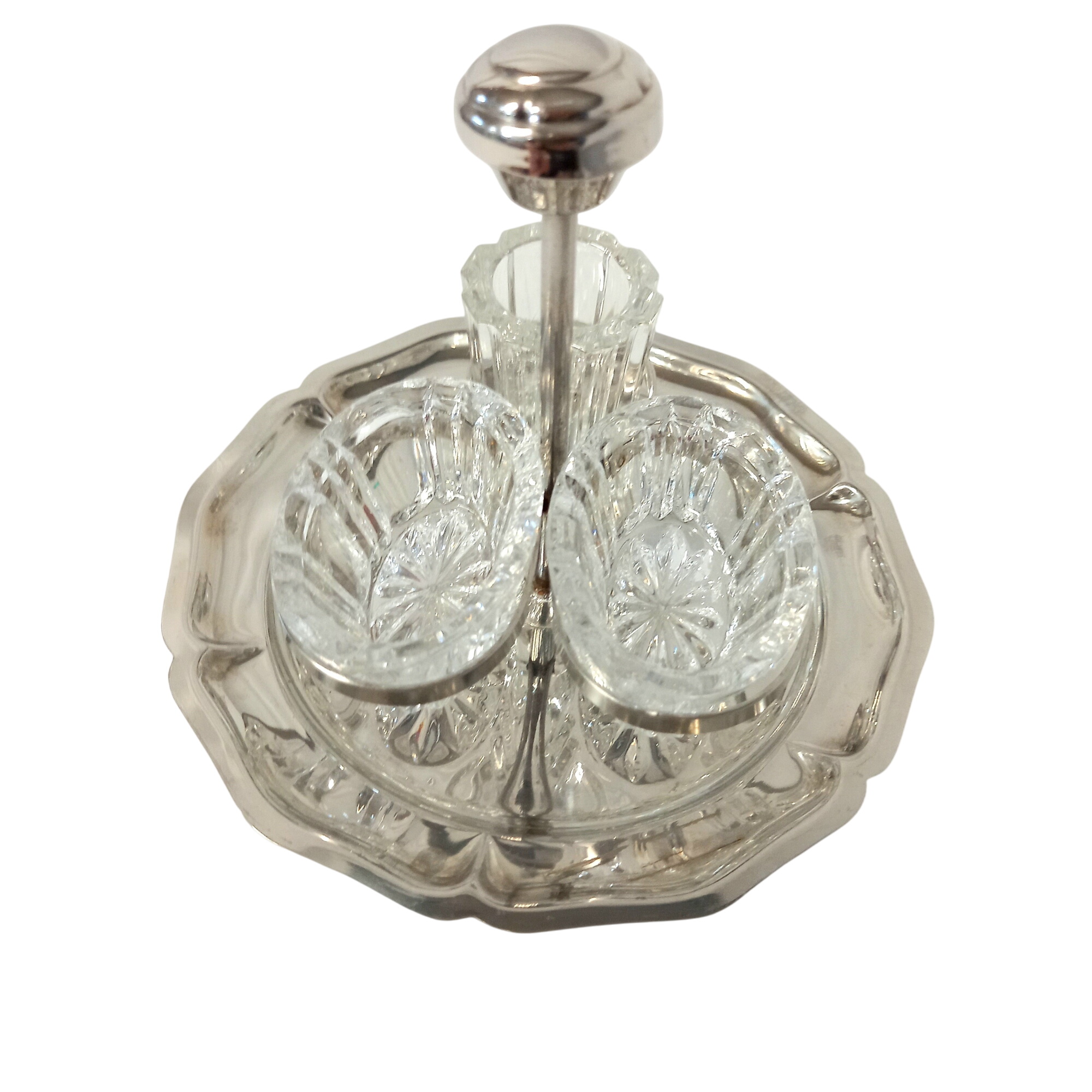 Acheter Ensemble salière, poivrier et moutardier en verre taillé - avec plat de présentation en inox Très bon état - 15,00 € Ensemble salière, poivrier et moutardier en verre taillé - avec plat de présentation en inox Très bon état reconditionné disponible sur Label Emmaüs
