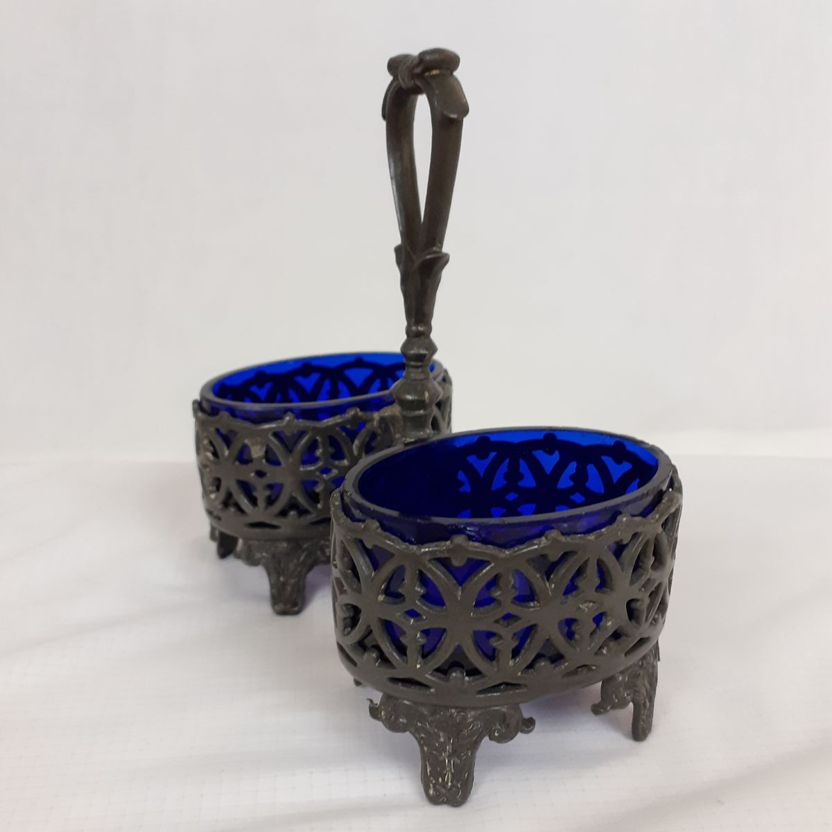 Voir photo 3 de Ensemble salière poivrière - Étain et verre bleu cobalt - Vintage Années 50/60 Ensemble salière poivrière - Étain et verre bleu cobalt - Vintage Années 50/60 Très bon état reconditionné photo 3