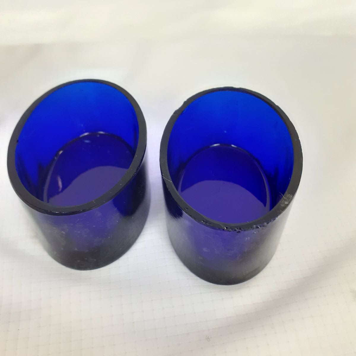 Voir photo 4 de Ensemble salière poivrière - Étain et verre bleu cobalt - Vintage Années 50/60 Ensemble salière poivrière - Étain et verre bleu cobalt - Vintage Années 50/60 Très bon état reconditionné photo 4
