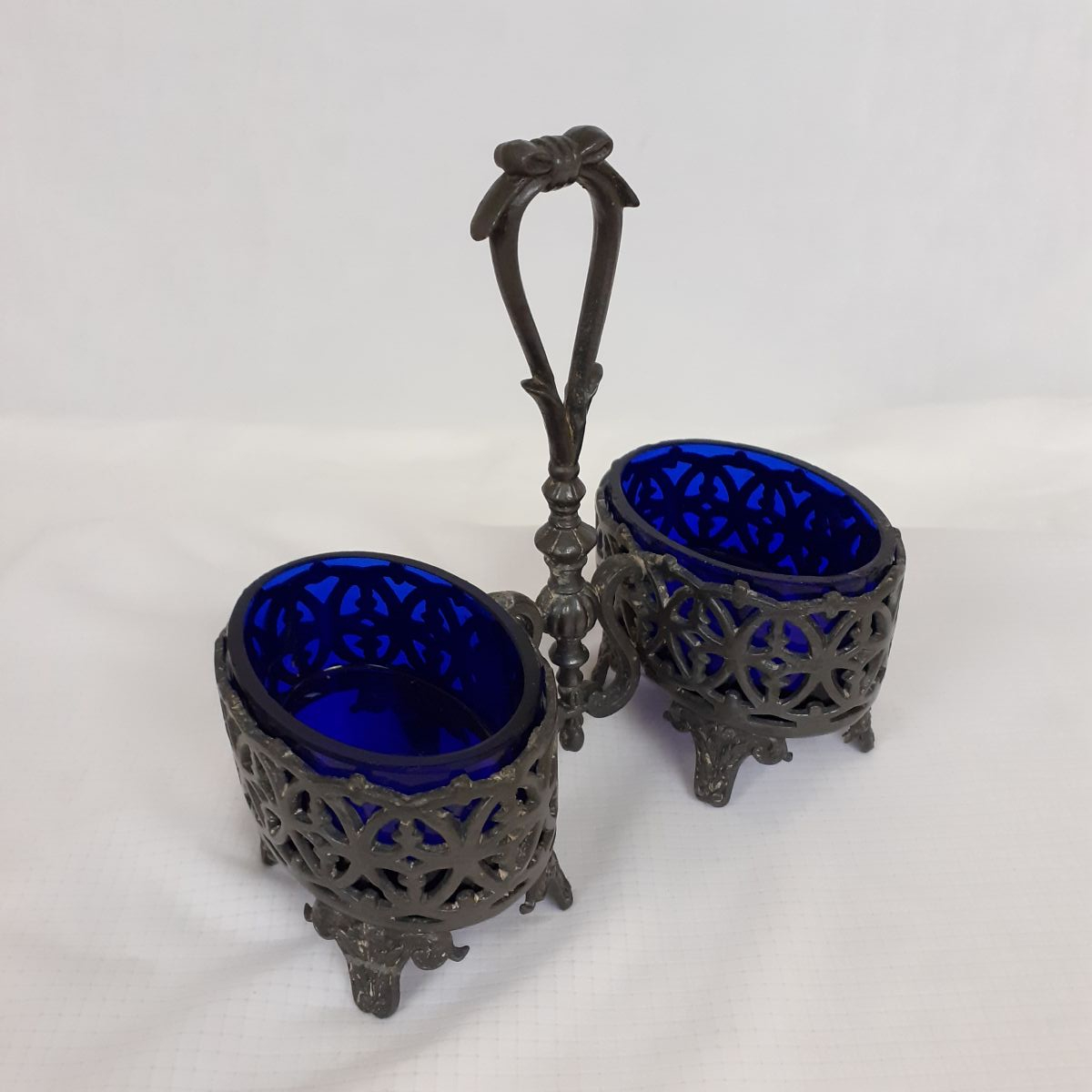 Voir photo 5 de Ensemble salière poivrière - Étain et verre bleu cobalt - Vintage Années 50/60 Ensemble salière poivrière - Étain et verre bleu cobalt - Vintage Années 50/60 Très bon état reconditionné photo 5