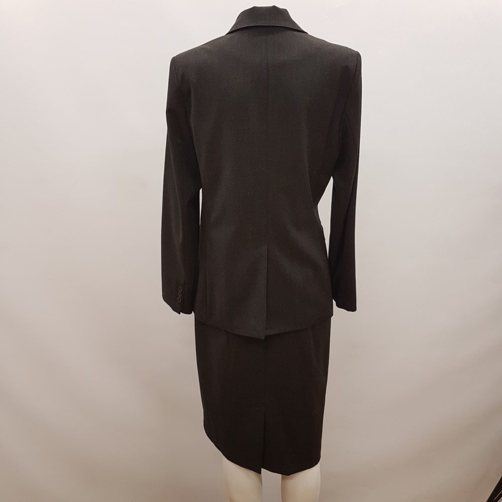 Voir photo 2 de Ensemble tailleur veste et jupe- DAMART - Taille 40 Ensemble tailleur veste et jupe- DAMART - Taille 40 Très bon état reconditionné photo 2