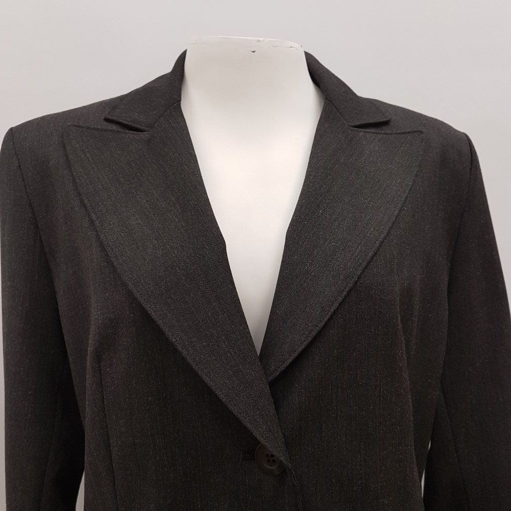 Voir photo 5 de Ensemble tailleur veste et jupe- DAMART - Taille 40 Ensemble tailleur veste et jupe- DAMART - Taille 40 Très bon état reconditionné photo 5