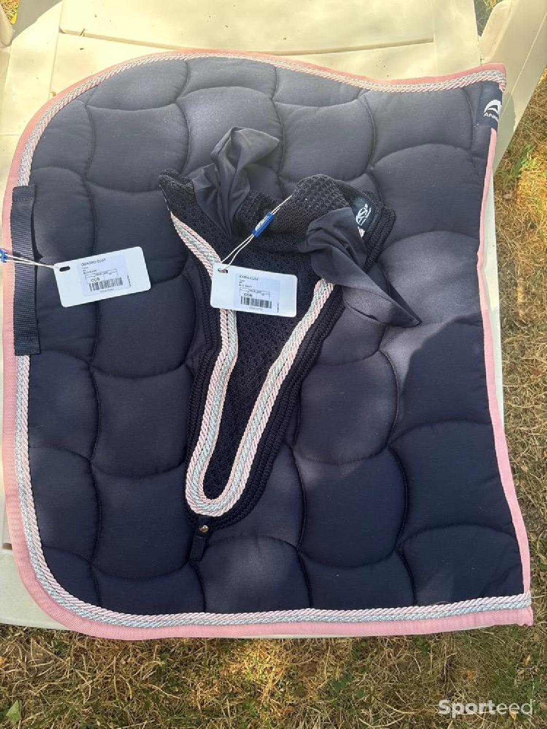 Ensemble tapis et bonnet long Comme neuf (c'est déjà la condition standard) N/A (Anna Scarpati est une créatrice de parf reconditionné disponible sur Sporteed
