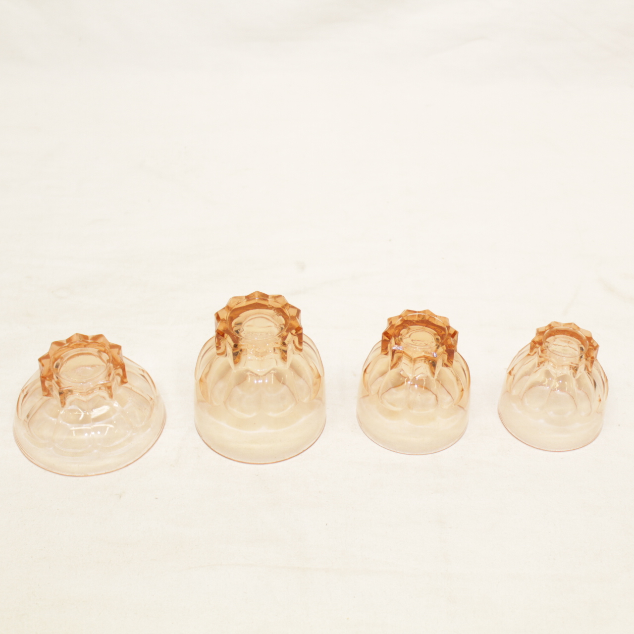 Voir photo 10 de Ensemble vaisselles en verre rose Ensemble vaisselles en verre rose Bon état reconditionné photo 10