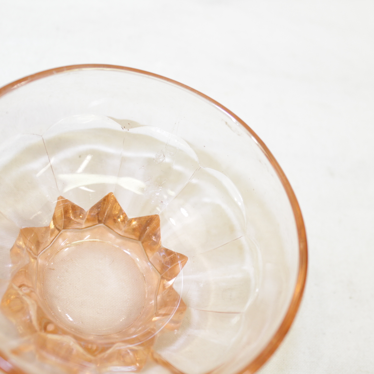 Voir photo 12 de Ensemble vaisselles en verre rose Ensemble vaisselles en verre rose Bon état reconditionné photo 12