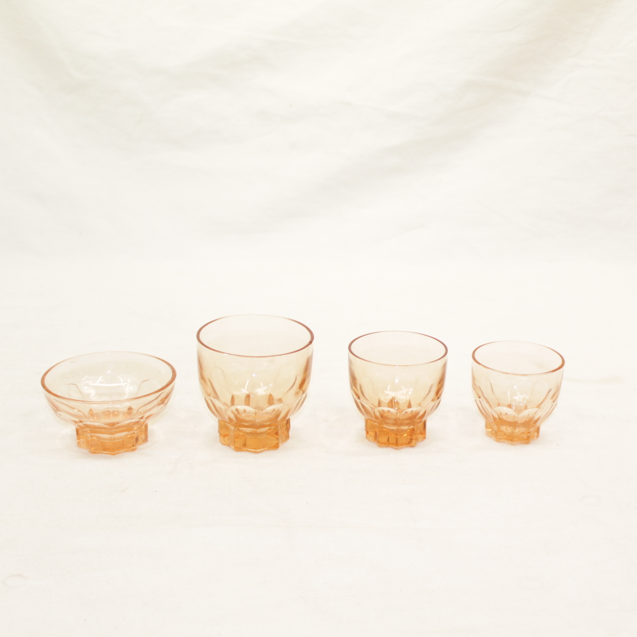 Voir photo 9 de Ensemble vaisselles en verre rose Ensemble vaisselles en verre rose Bon état reconditionné photo 9